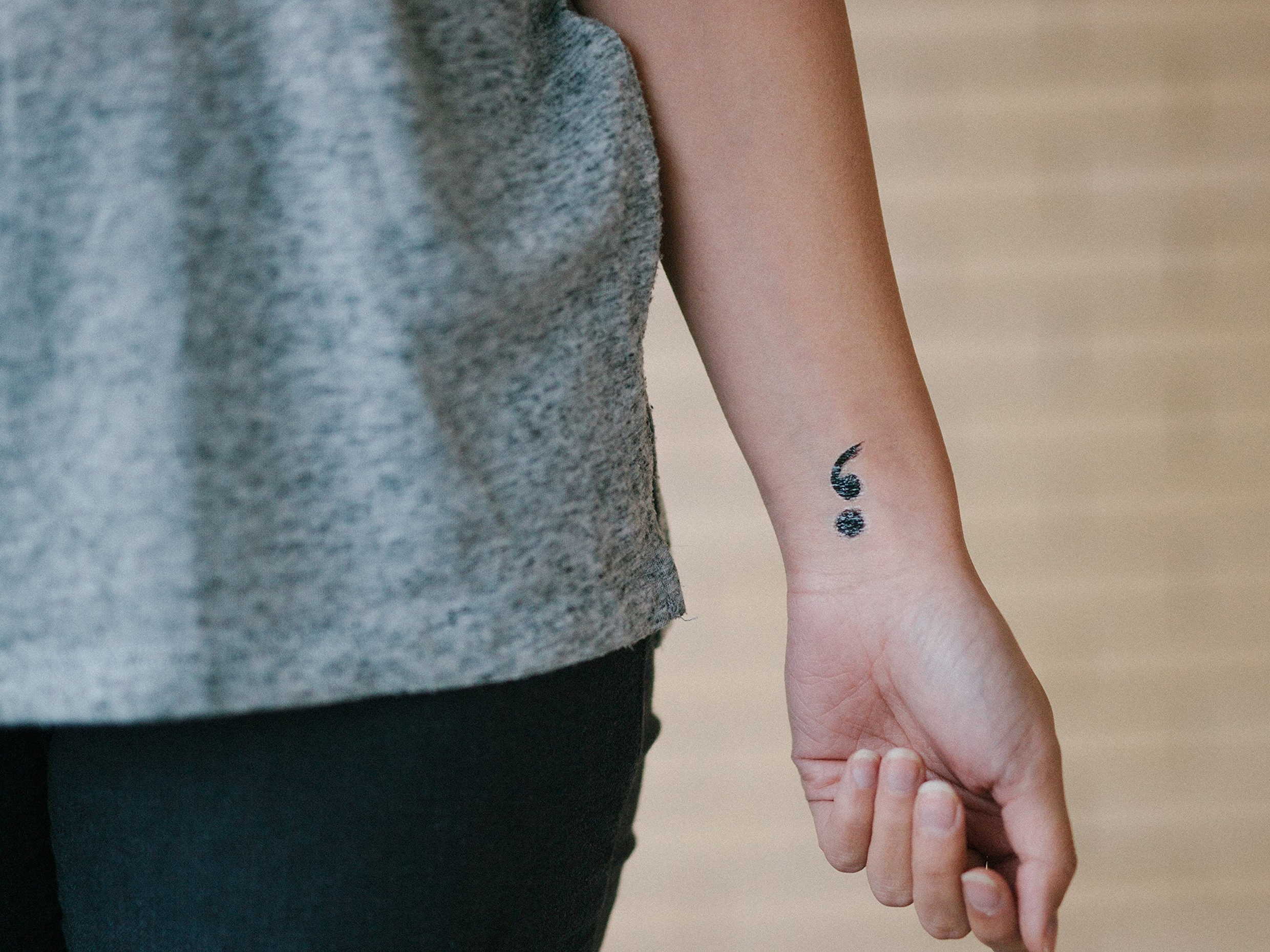 Dèze bijzondere betekenis heeft de semicolon tatoeage Libelle