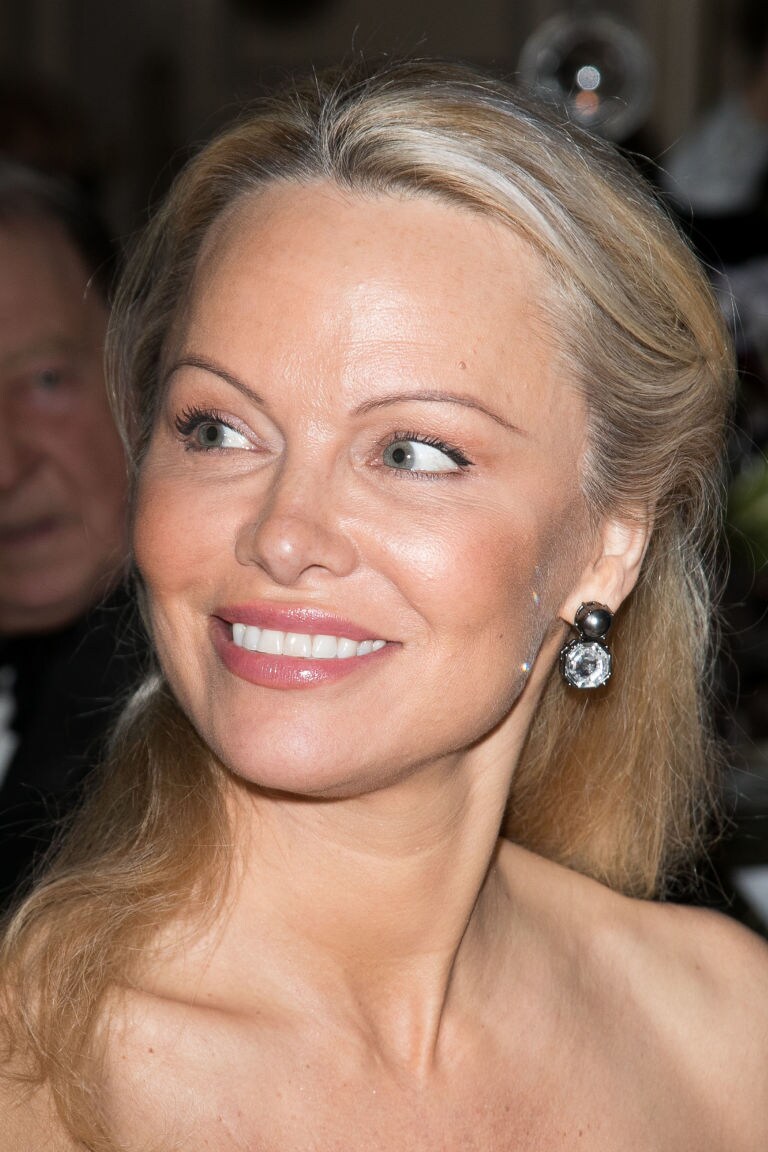 Wauw! Pamela Anderson is onherkenbaar met nieuwe naturel look | Libelle