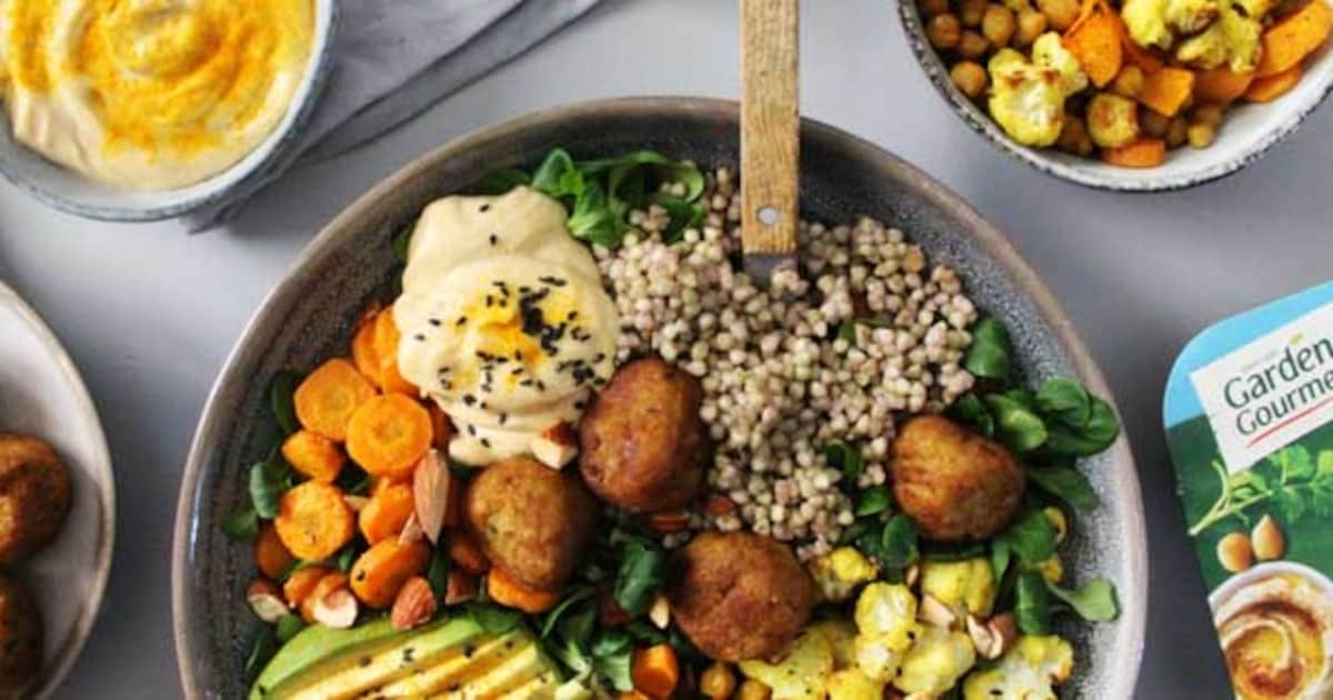 Vegetarische falafelbowl met zoete aardappel en hummus Libelle