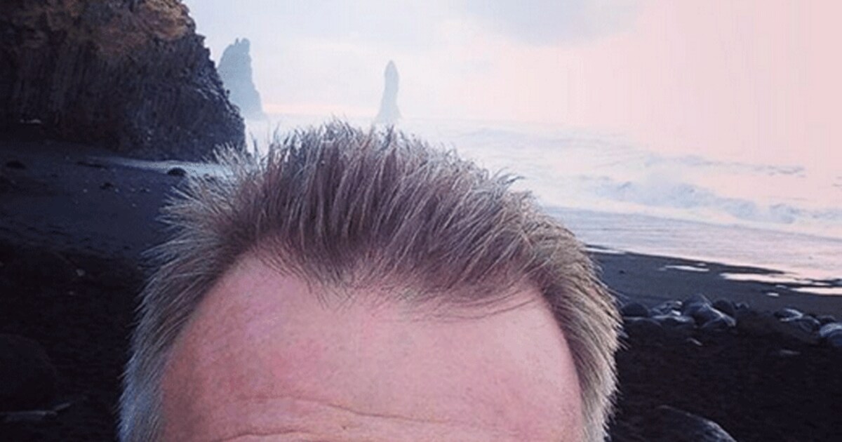 Deze vader maakt voorhoofdselfies om vakantiefoto's op te leuken