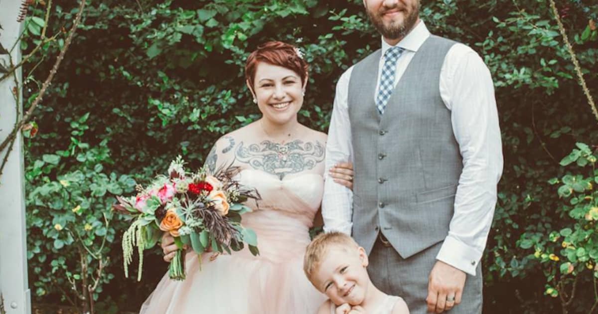 Bruid en zoon dragen dezelfde jurk op bruiloft Libelle
