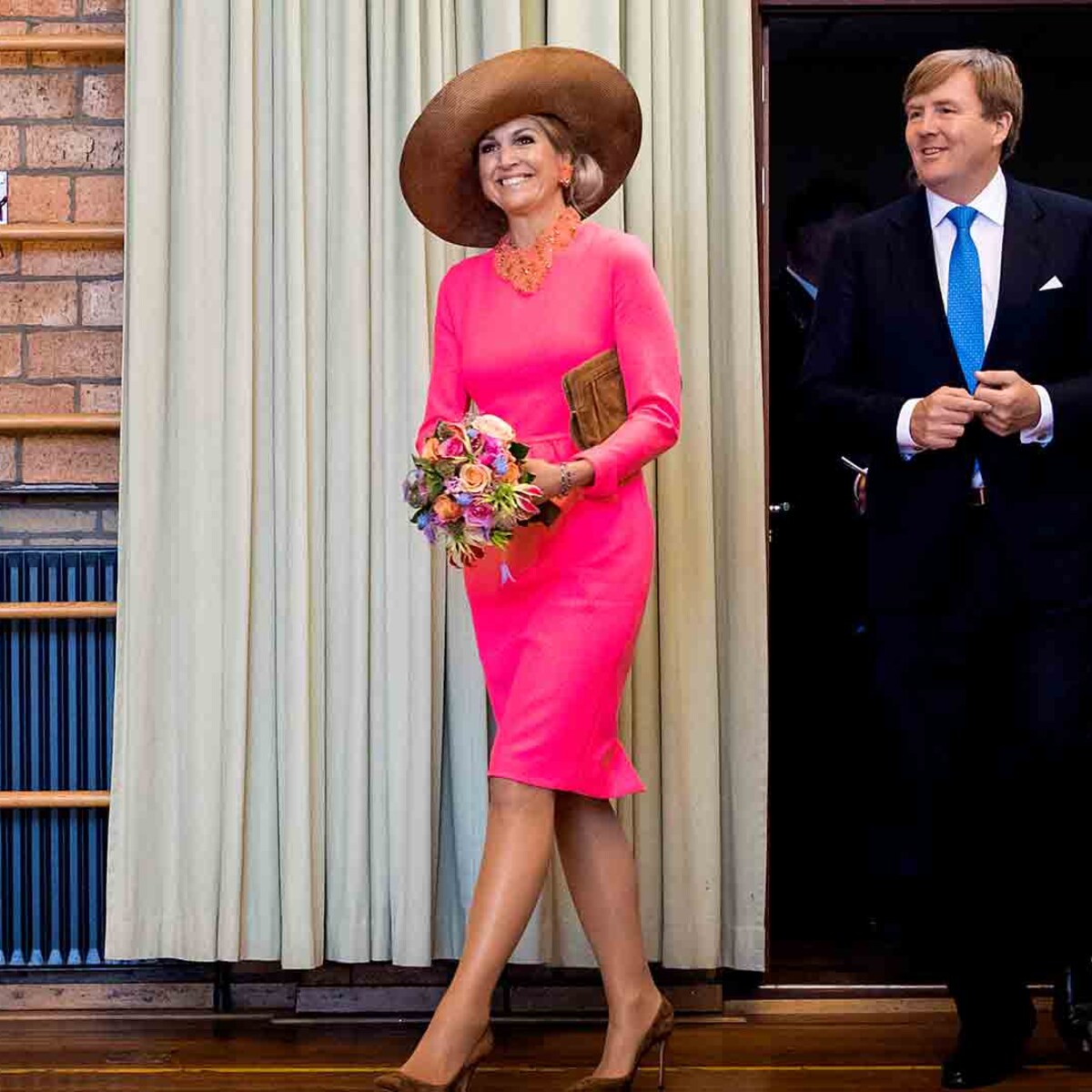 Maxima straalt in knalroze jurk tijdens streekbezoek Libelle