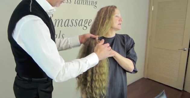 Zien! Vrouw laat na 20 jaar groeien haar haren afknippen in tv-programma