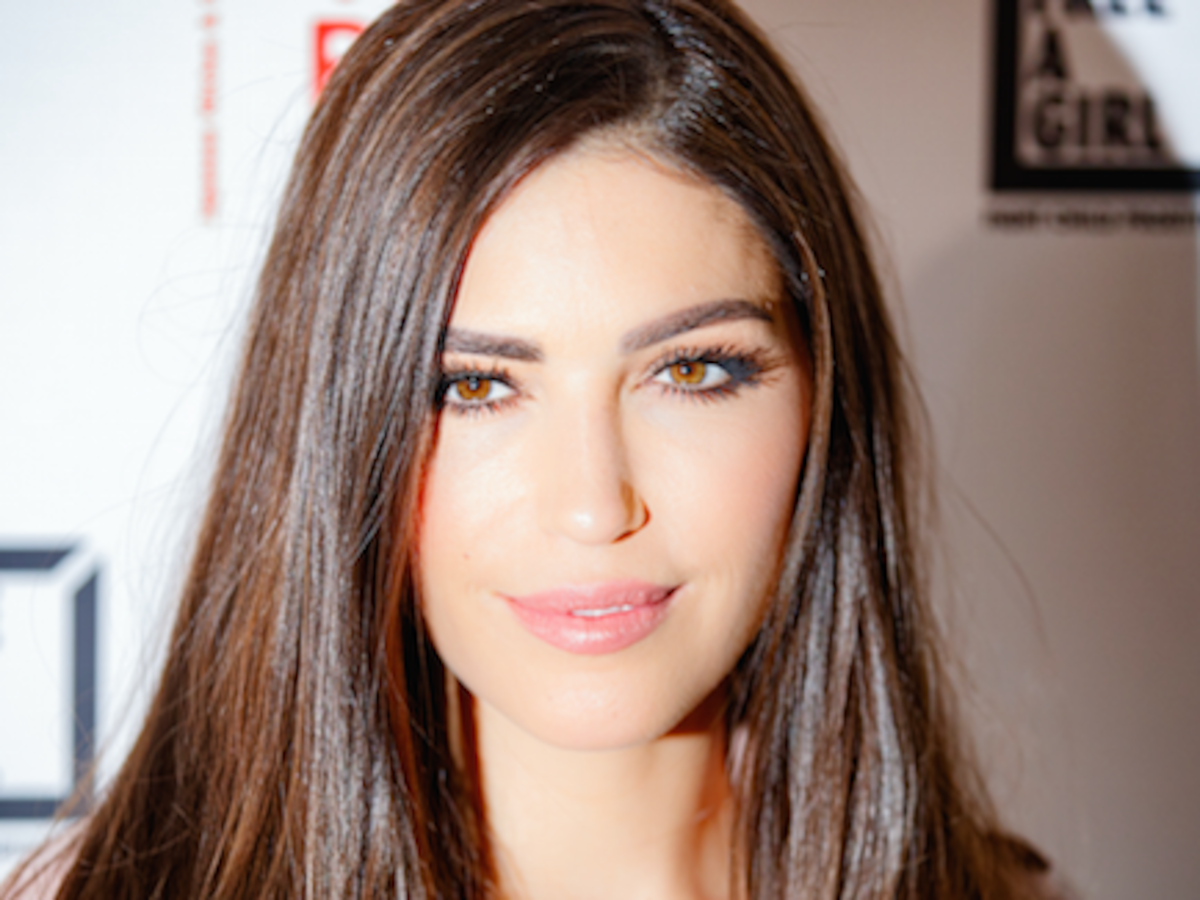 Yolanthe showt met doorschijnende top haar blote borsten | Libelle