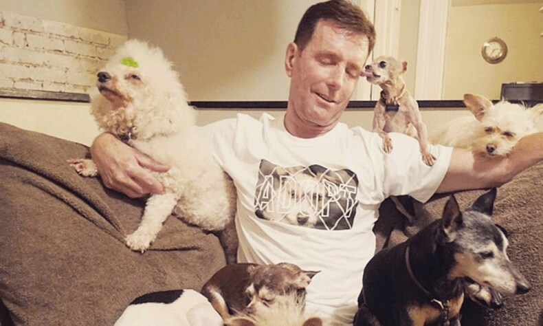 Dierenvriend adopteert oude honden om ze een fijne oude dag ...