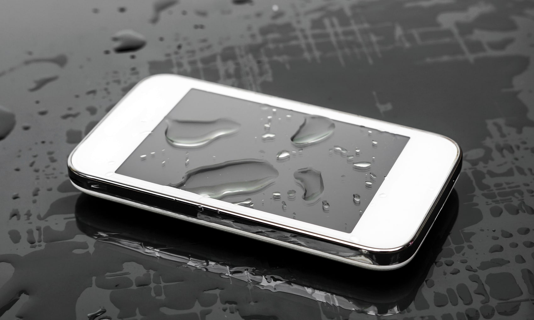 Je telefoon in het water laten vallen? Dít werkt nog beter dan rijst Libelle