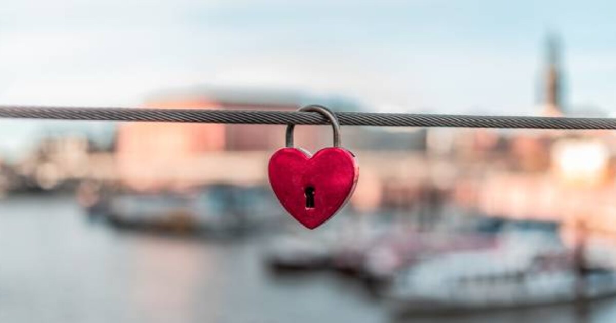 Aha! Daarom hangen we massaal liefdesslotjes aan bruggen