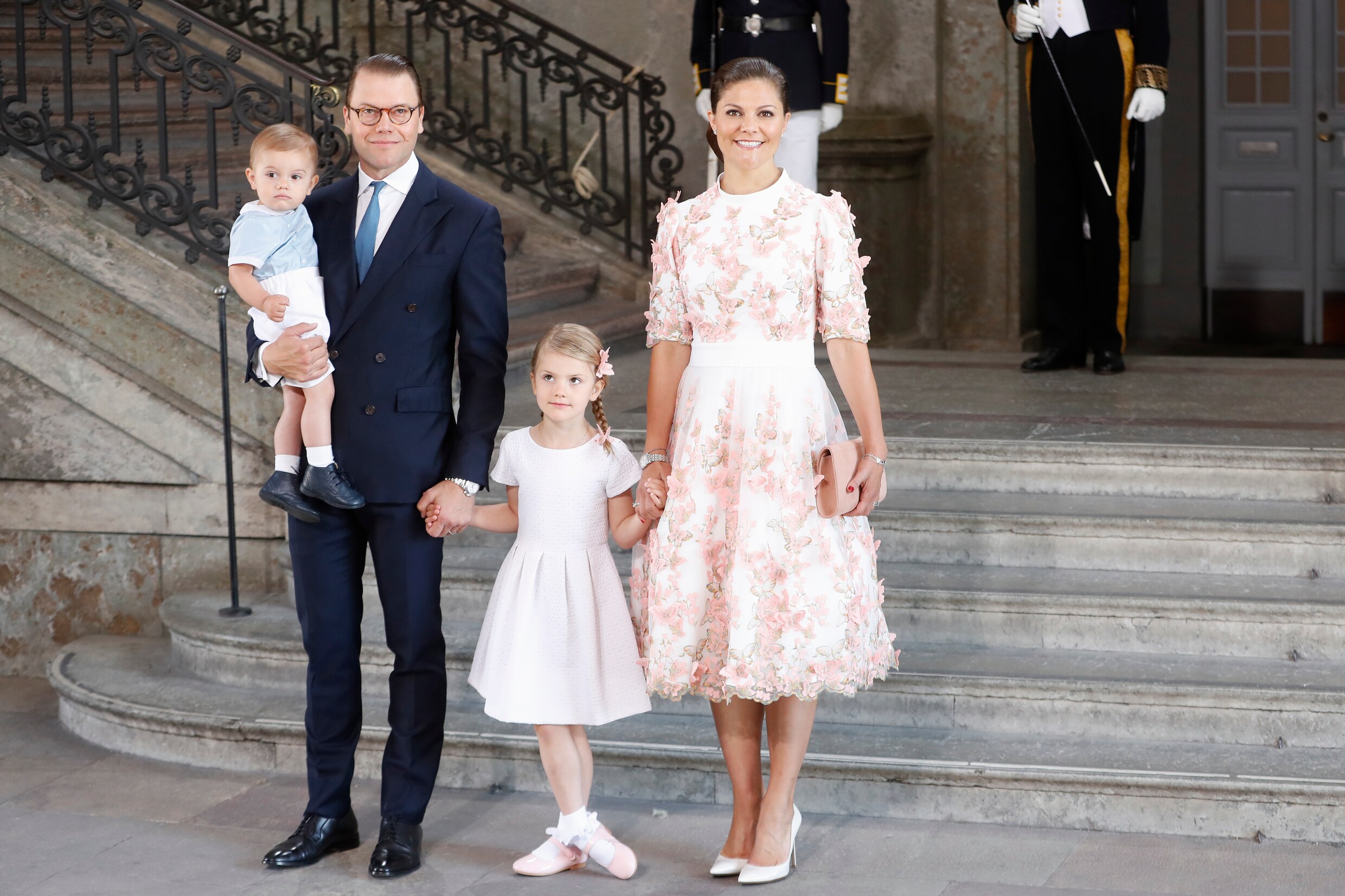 Zweedse royals delen foto s in traditionele Zweedse klederdracht Libelle