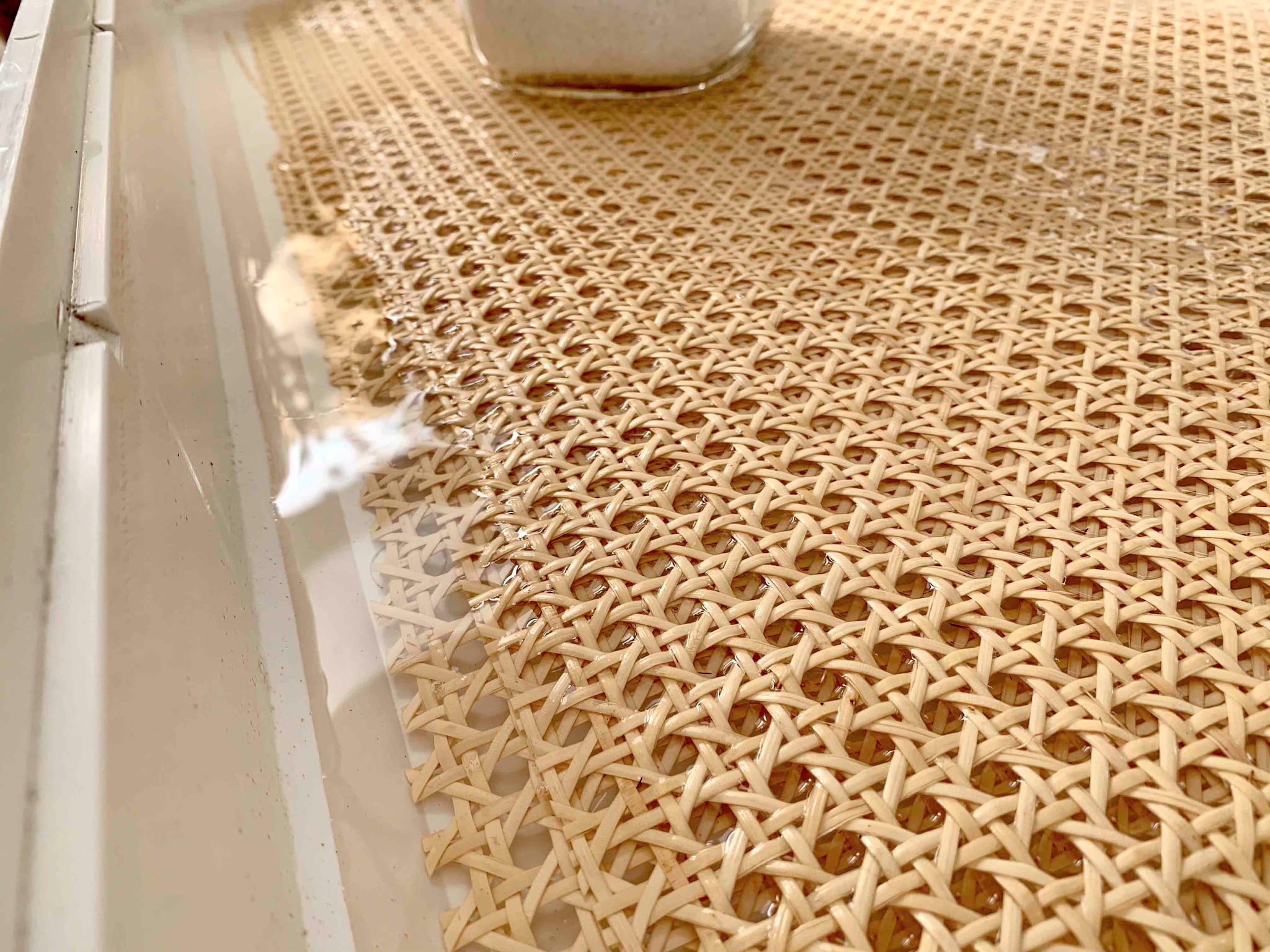In 6 (!) stappen maak je deze rotan lamp helemaal zelf - Libelle.nl