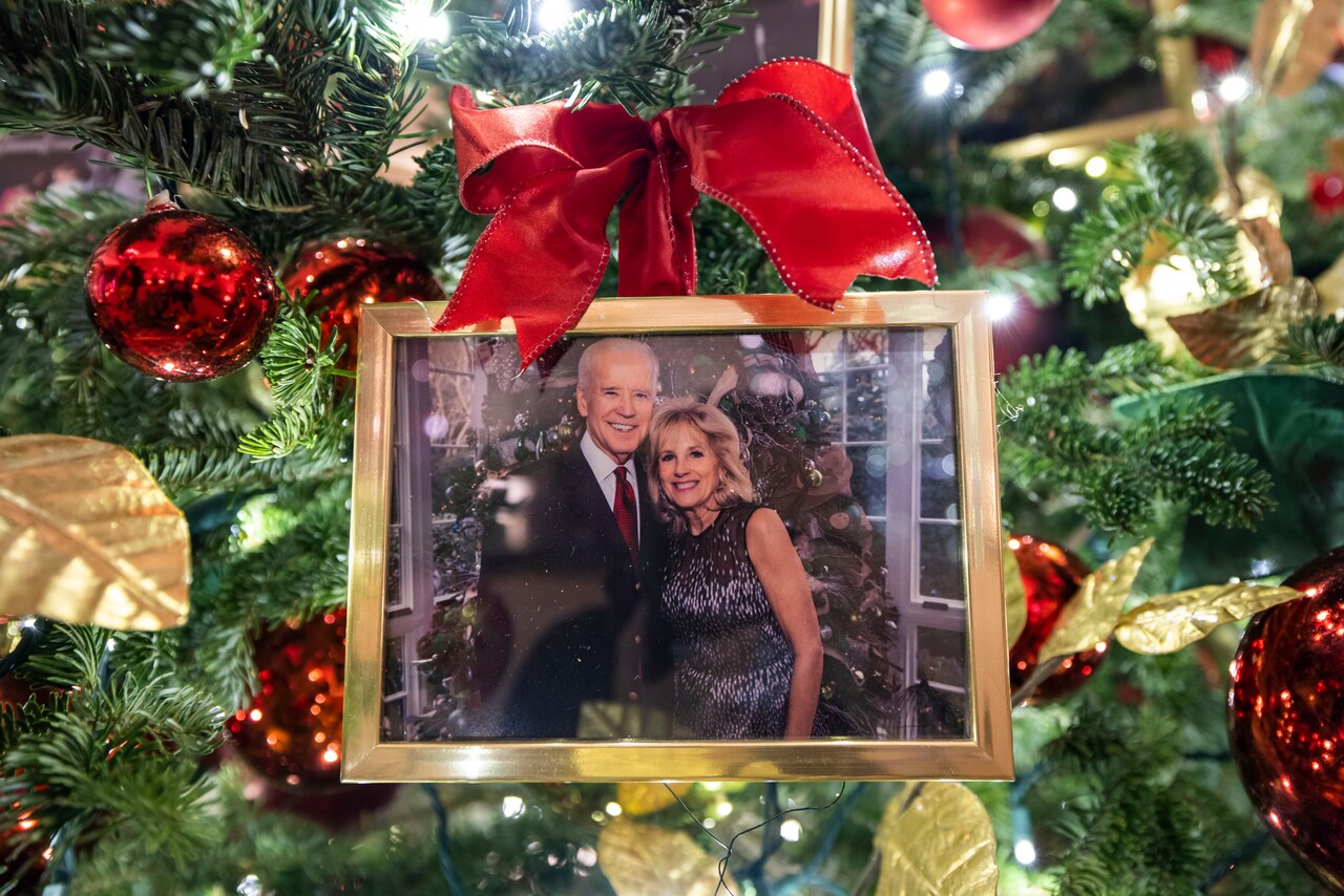 een-foto-van-joe-en-jill-biden-in-de-kerstboom
