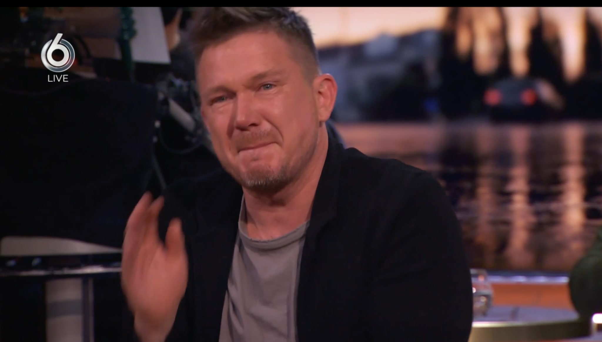 Johnny de Mol houdt het niet droog in 'HLF8'