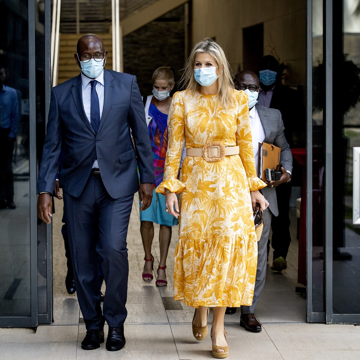 Maxima draagt fleurige gele jurk op haar laatste dag in Senegal Libelle