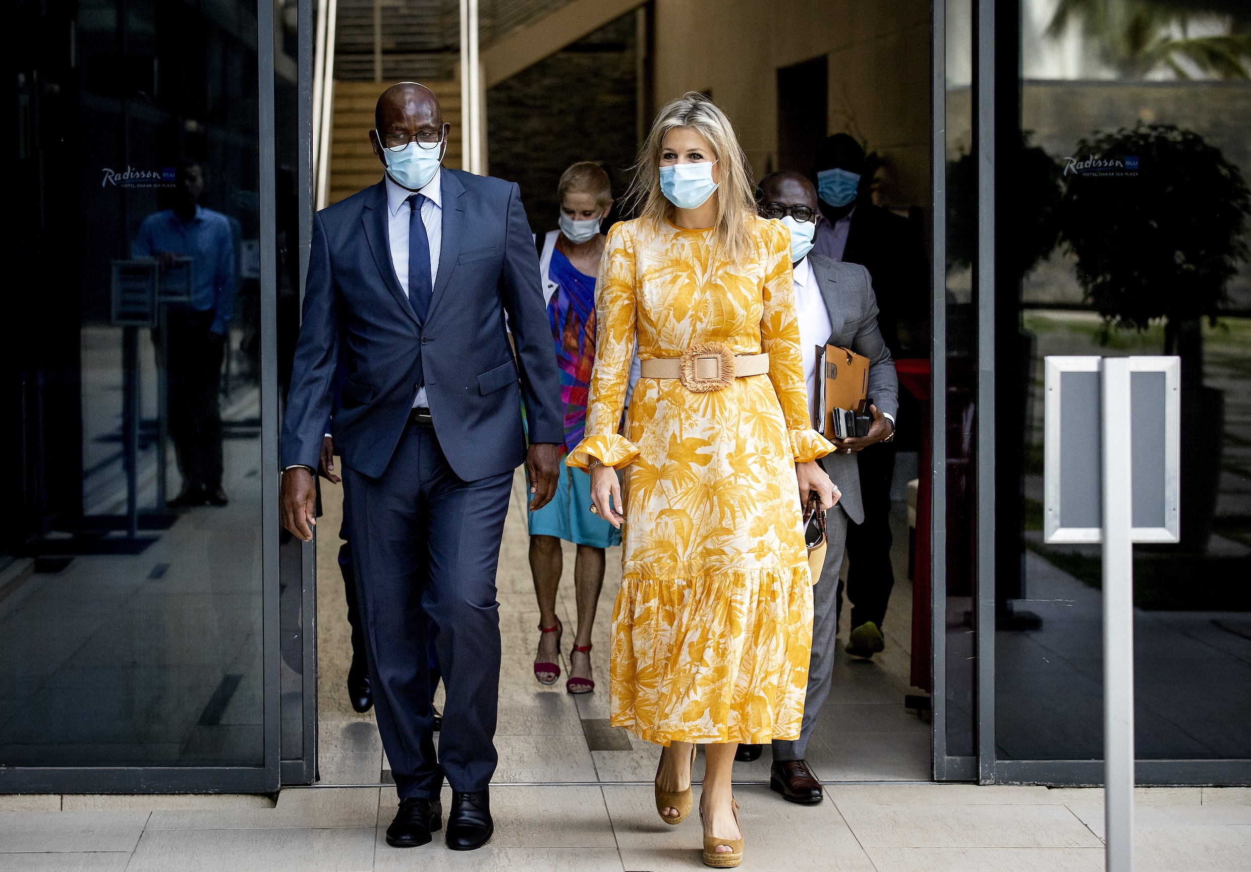 Maxima draagt fleurige gele jurk op haar laatste dag in Senegal Libelle