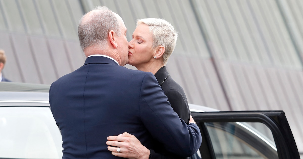 Prinsesse Charlene, iført elegant dress og kyssende, ble fotografert i Norge