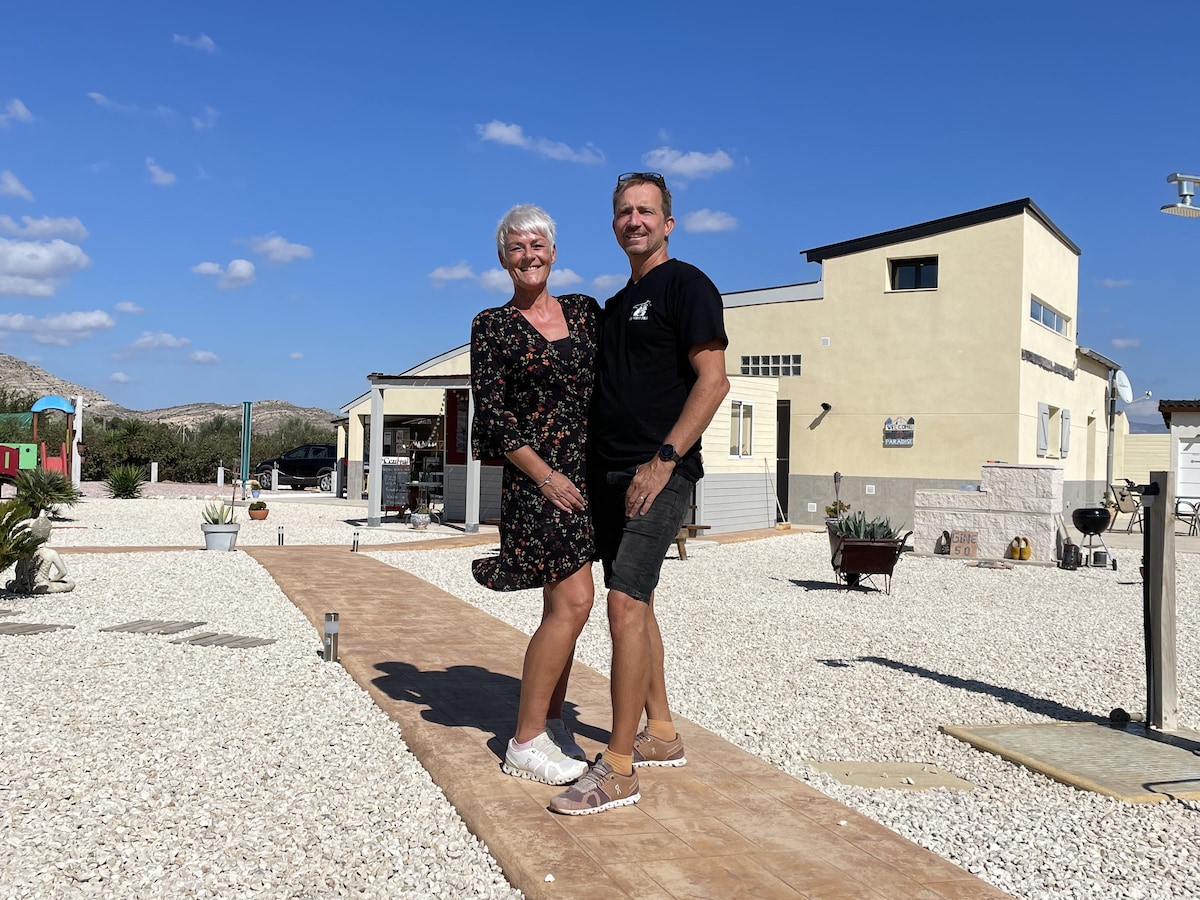 Zo gaat het nu met het 'Ik vertrek'-koppel dat een kartonnen huis kocht | Libelle