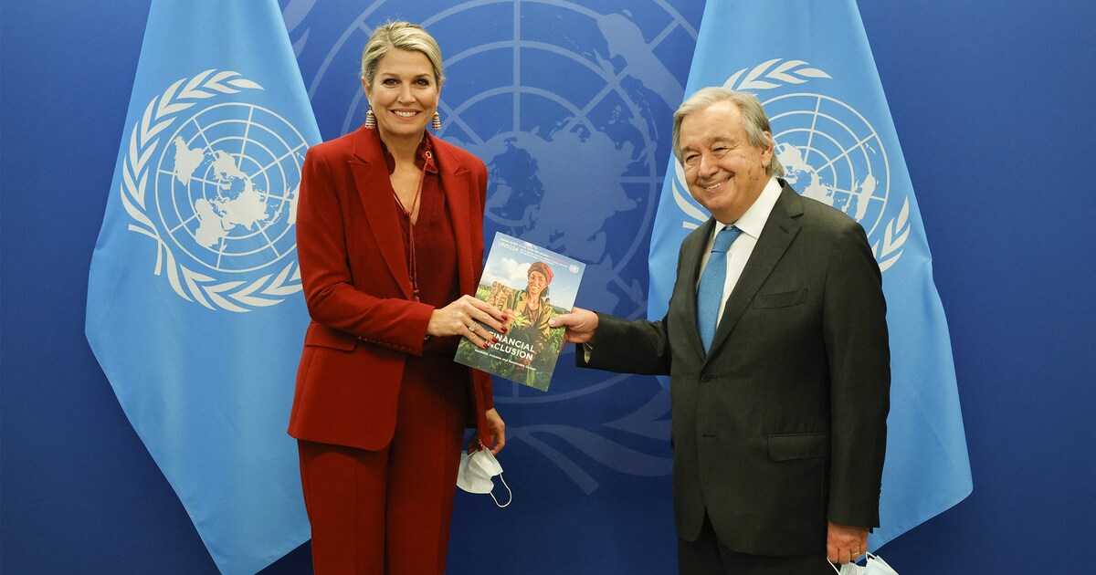 Máxima trotseert New York in een bordeauxrood powerpak Libelle