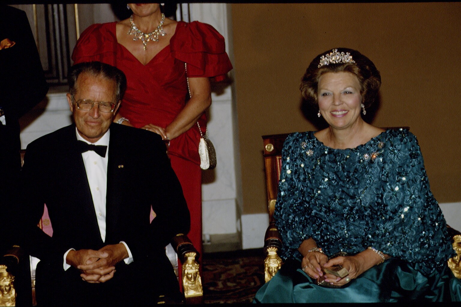 Zoek de verschillen: na 30 (!) jaar heeft prinses Beatrix déze jurk ...