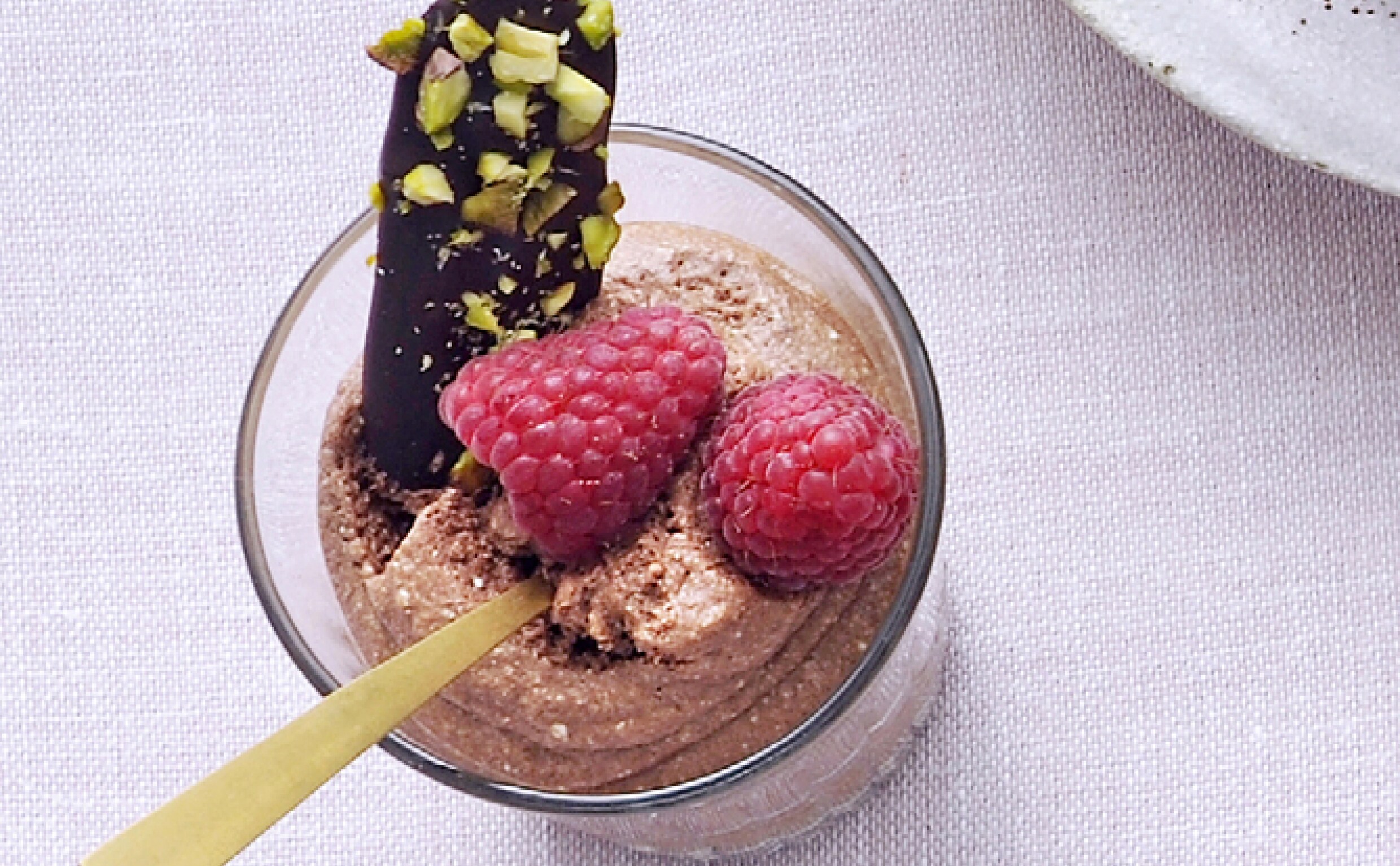 Nagerecht kerst chocolademousse met frambozen & pistacheflikken