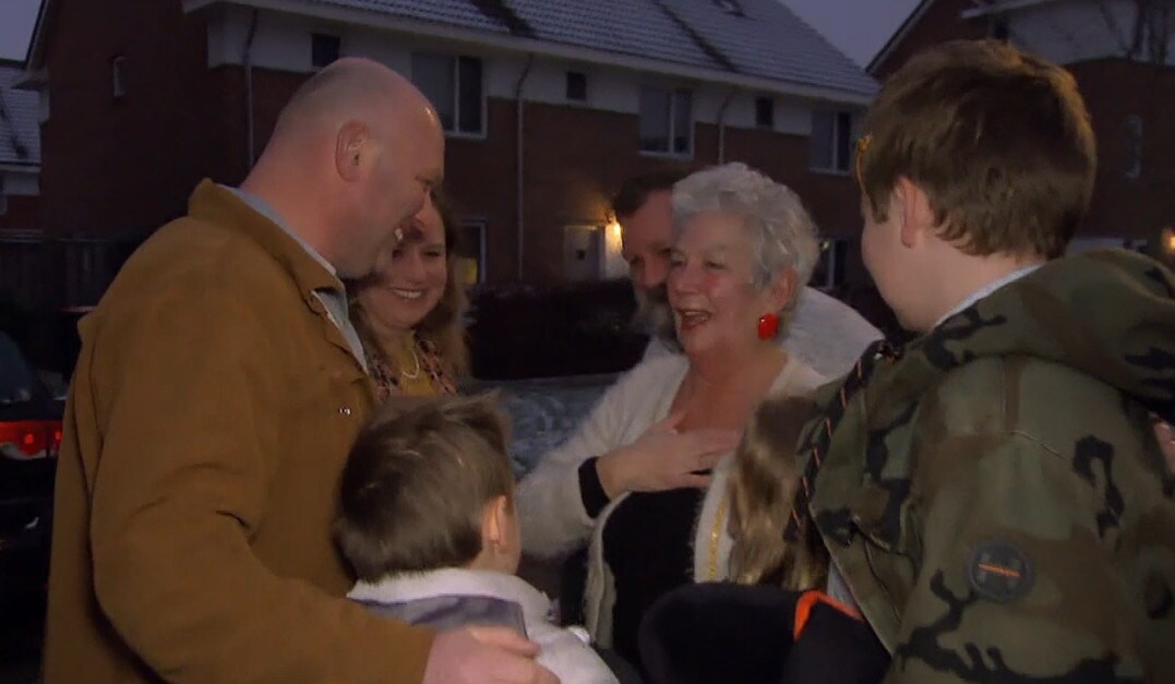 Emotionele hereniging in ‘AYNIL’-kerstspecial voor familie die twee ...