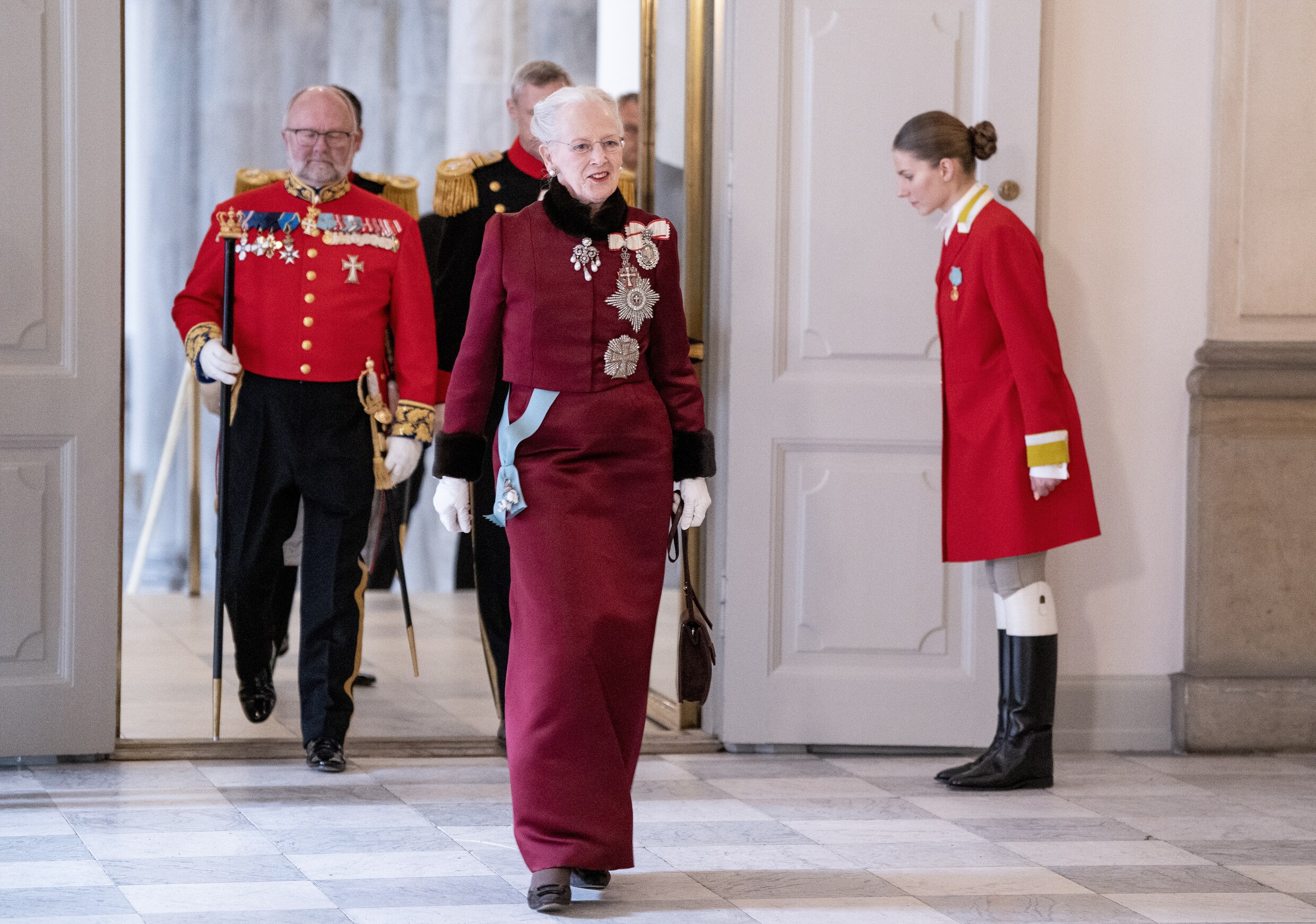Deense koningin Margrethe verruilt traditionele jurk na 25 jaar ...