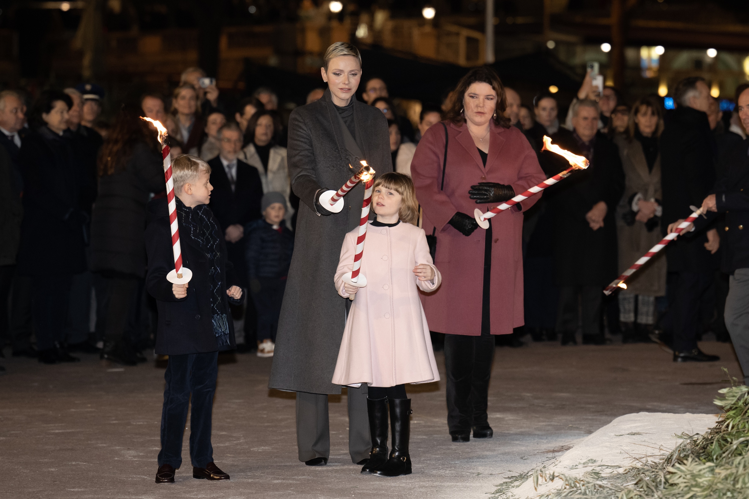 Prinses Charlene bezocht bootverbranding met haar kinderen | Libelle