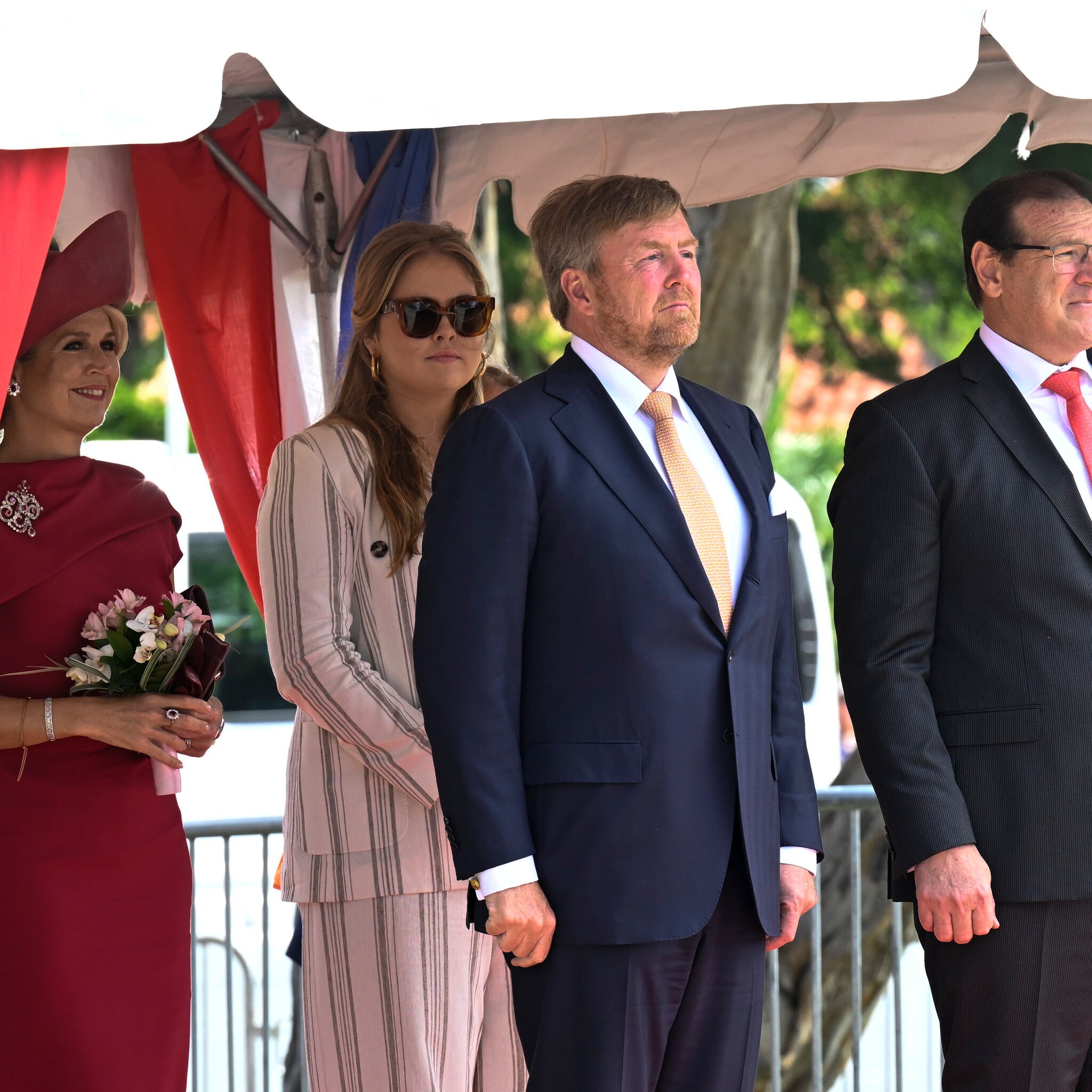Zien: Máxima gaat voor kledingwissel op Aruba en straalt in deze frisse ...