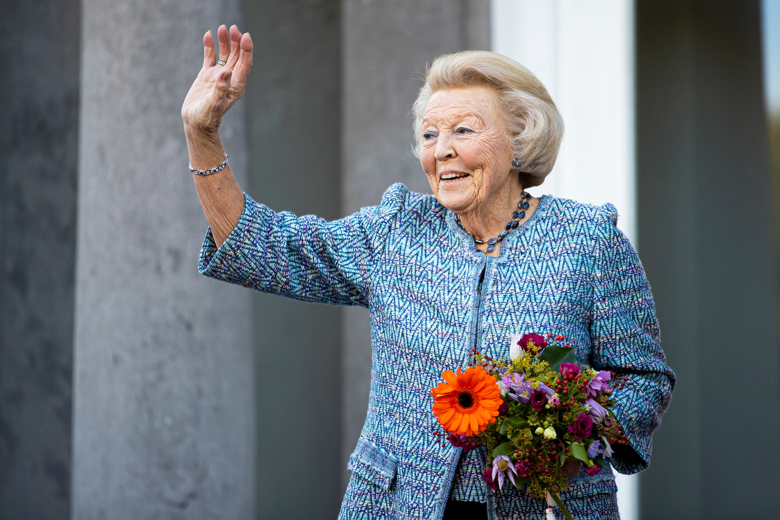 Prinses Beatrix pakt werkzaamheden weer op na polsbreuk | Libelle