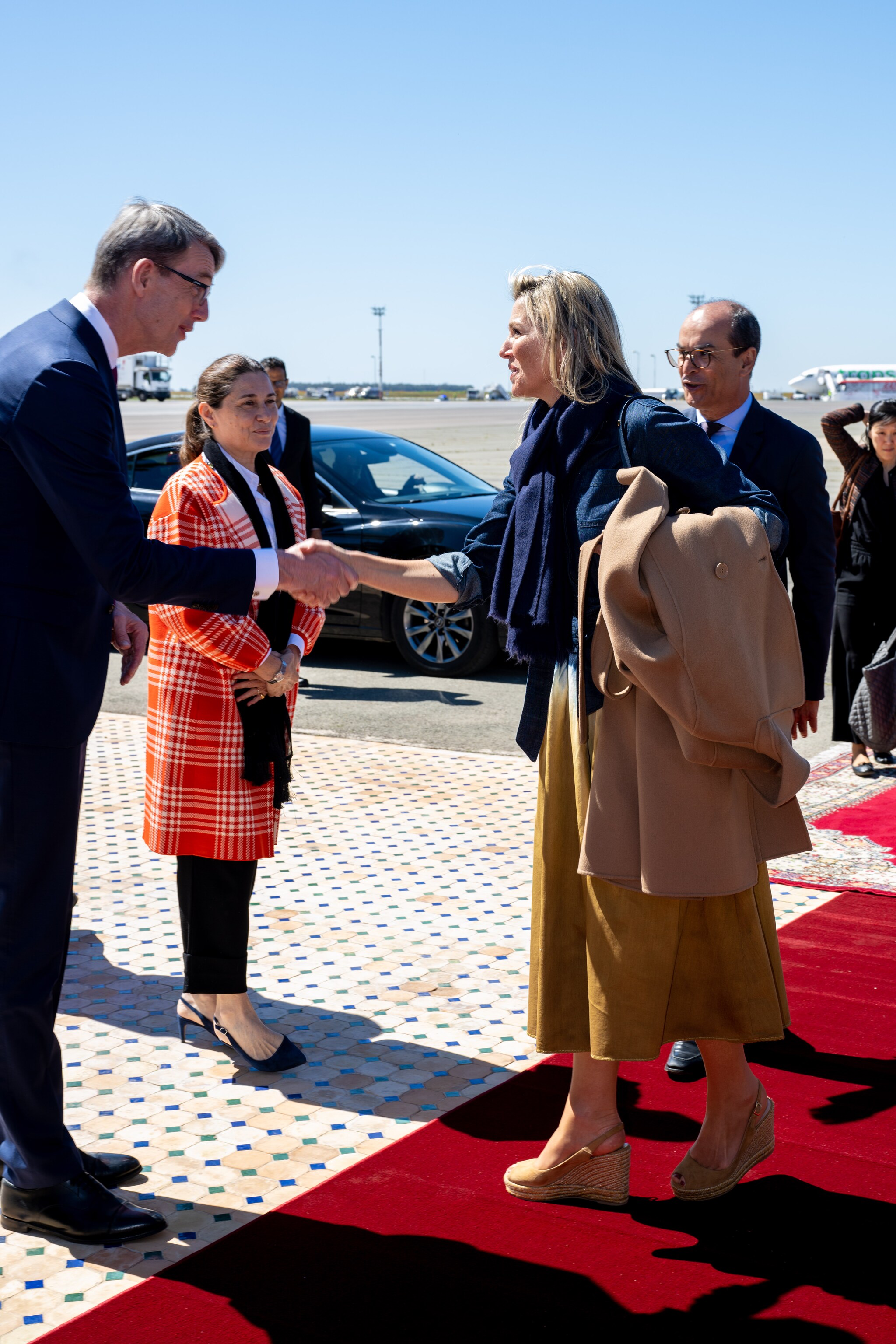 Koningin Máxima landt in Marokko in bijzondere jurk én op sleehakken