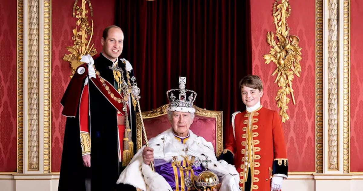 Koning Charles poseert met zoon en kleinzoon in nieuw portret | Libelle