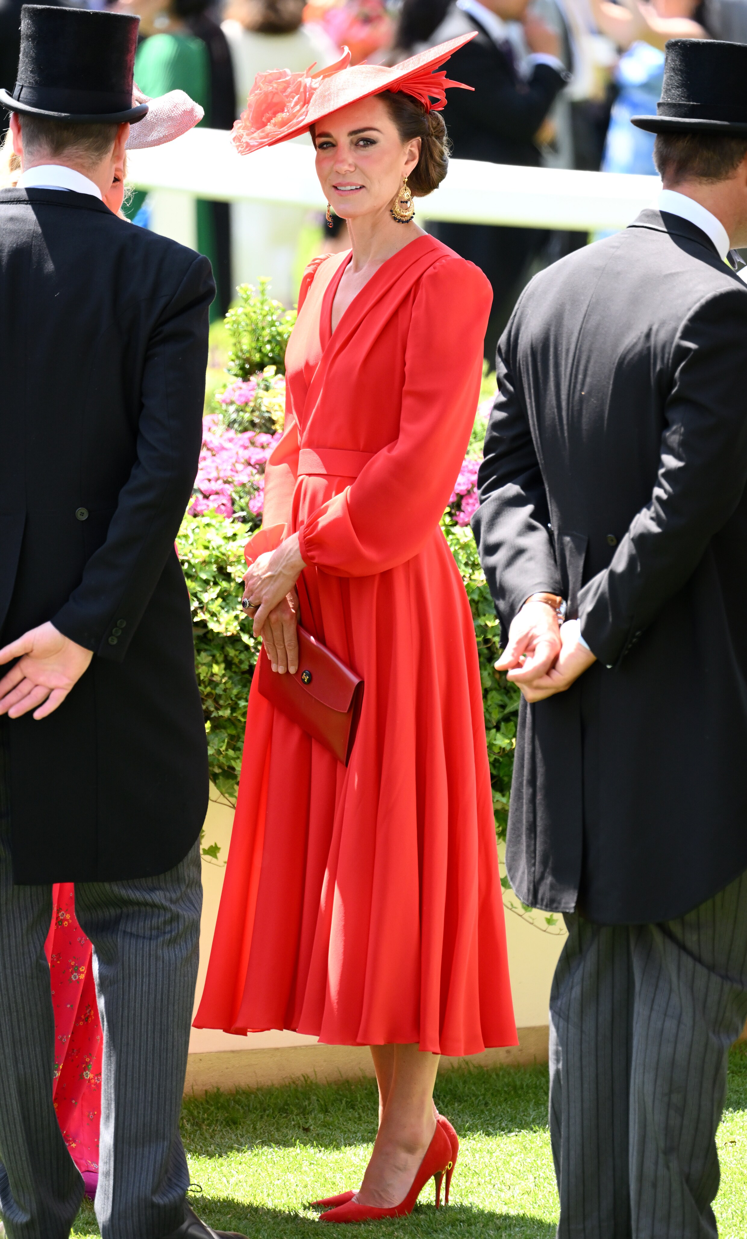 Kate Middleton het stralende middelpunt in rode jurk van Alexander ...
