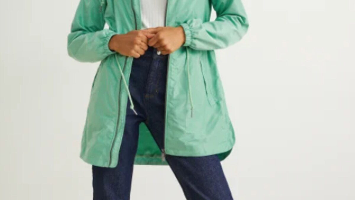Deze vijf regenjassen scoor je voor minder dan 50 euro Libelle