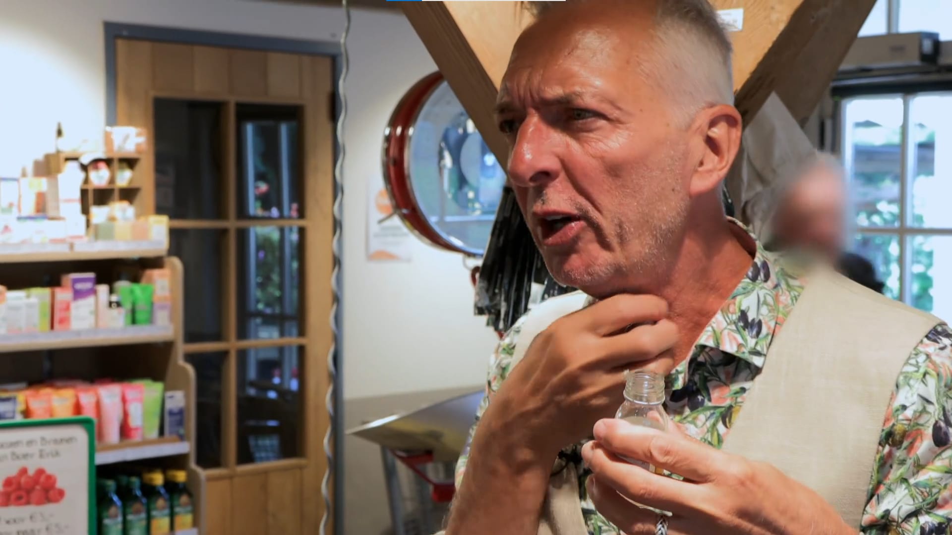 De kijkers van 'Chateau Meiland' liggen in een deuk om Martien die een gembershot neemt