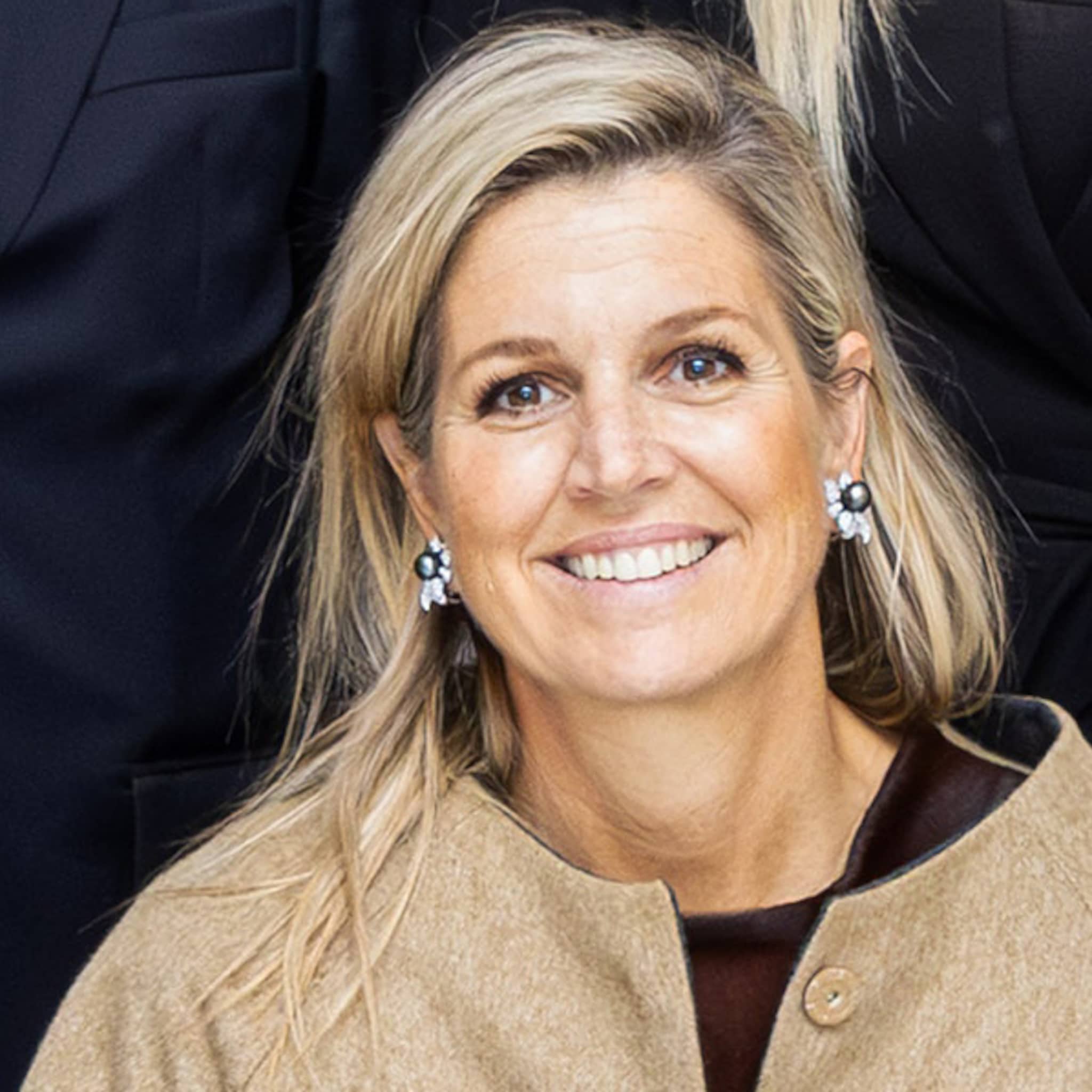 Koningin Máxima gaat op chic in Dolce & Gabbana-jurk en imposante hoed