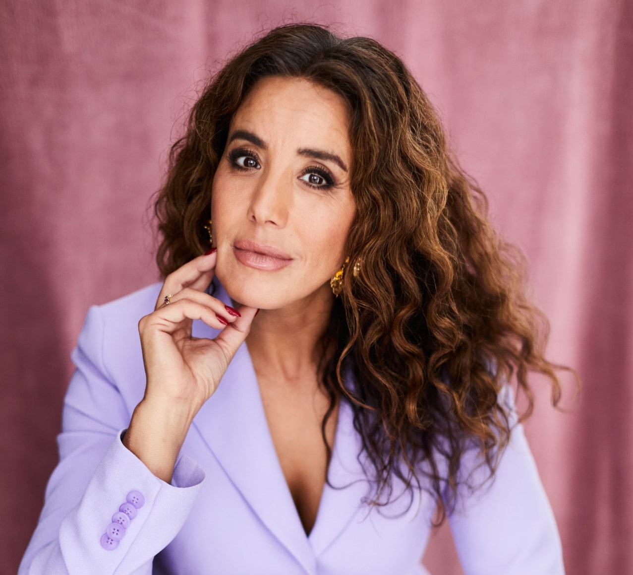 Aïcha (46) kampte met met racisme, seksisme en pesterijen bij ‘NOS ...