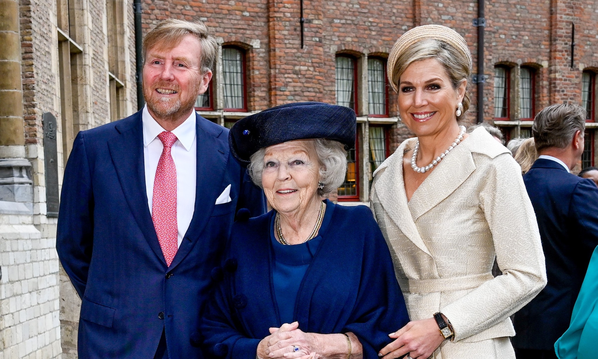 Prinses Beatrix lijkt vandaag aandoenlijk klein naast Willem-Alexander ...