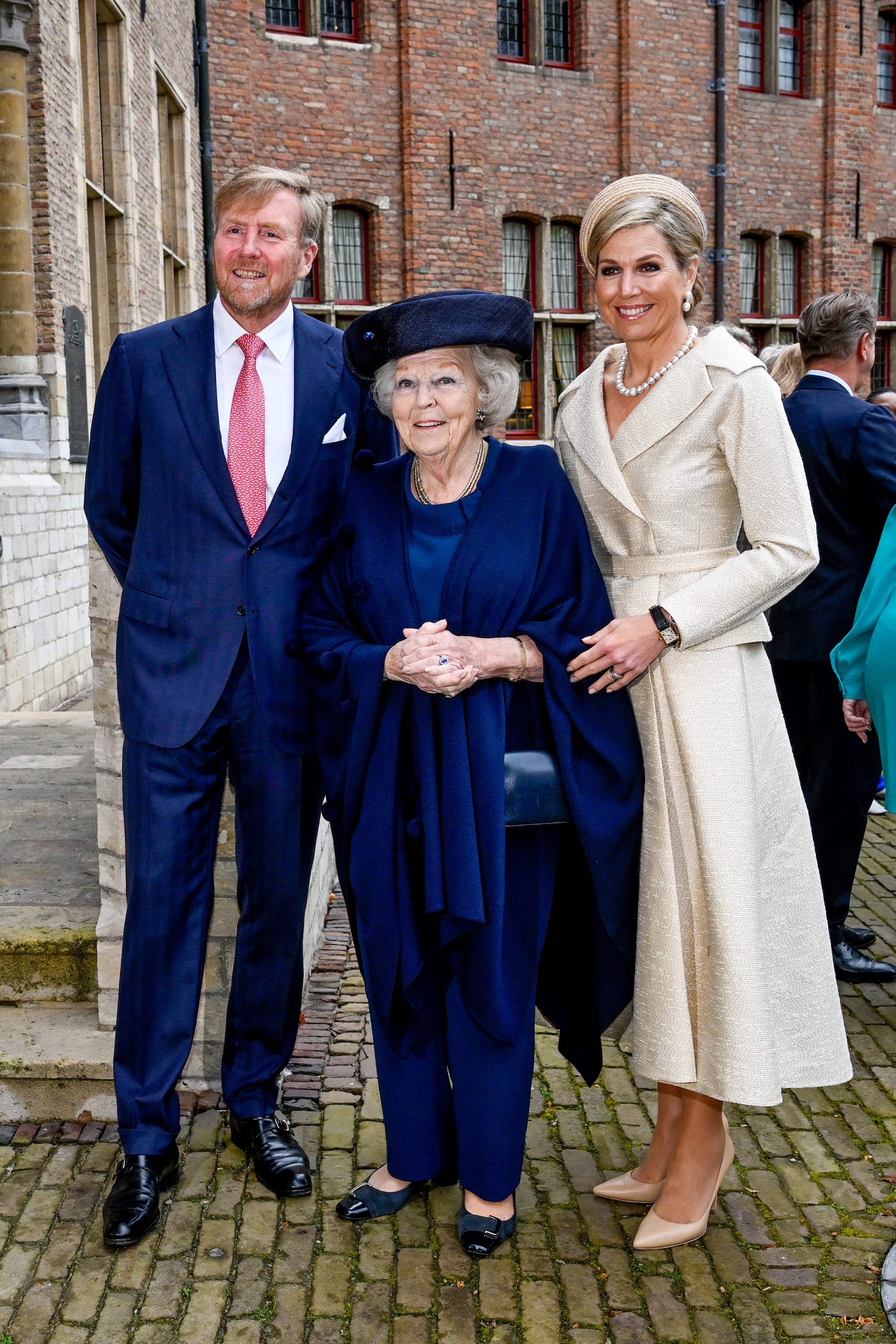 Prinses Beatrix lijkt vandaag aandoenlijk klein naast Willem-Alexander ...