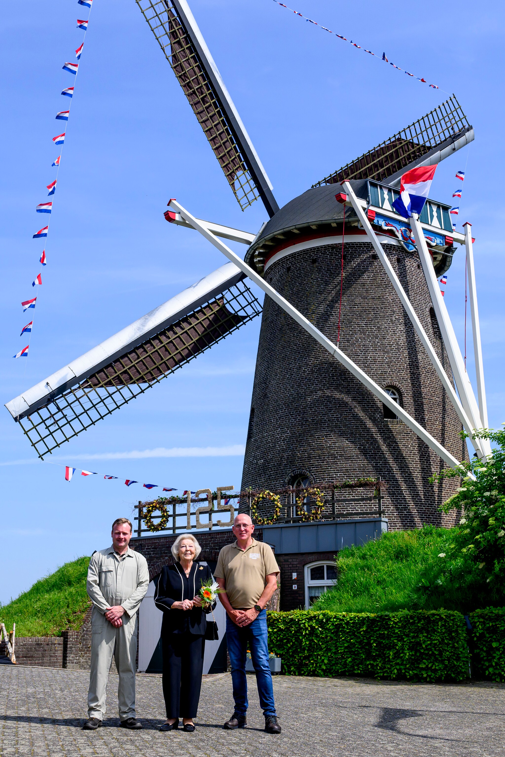 Voor een 125 jaar oude molen wil prinses Beatrix best naar Limburg rijden