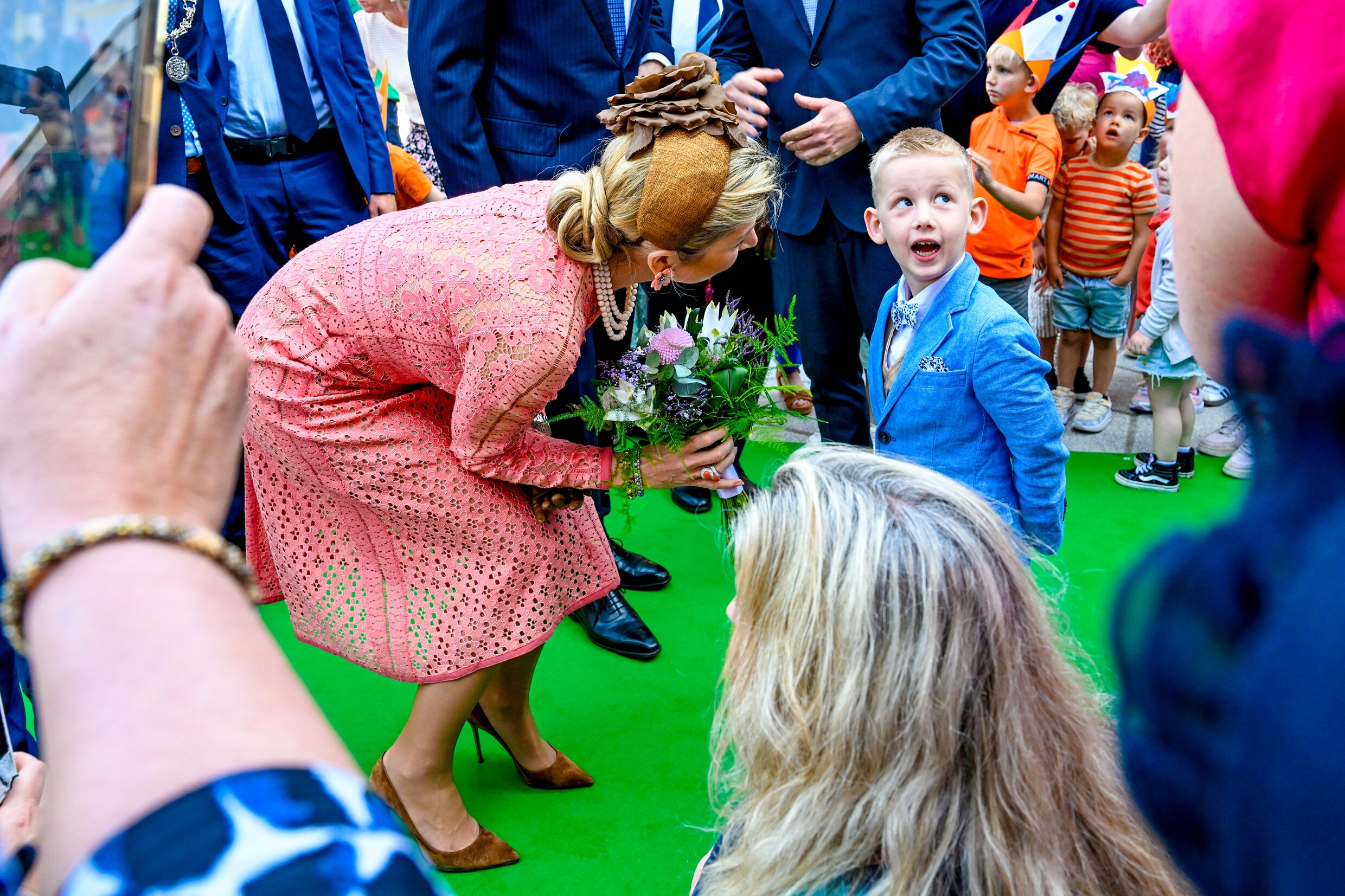 Máxima trakteert het hoge noorden op vrolijke couture | Libelle