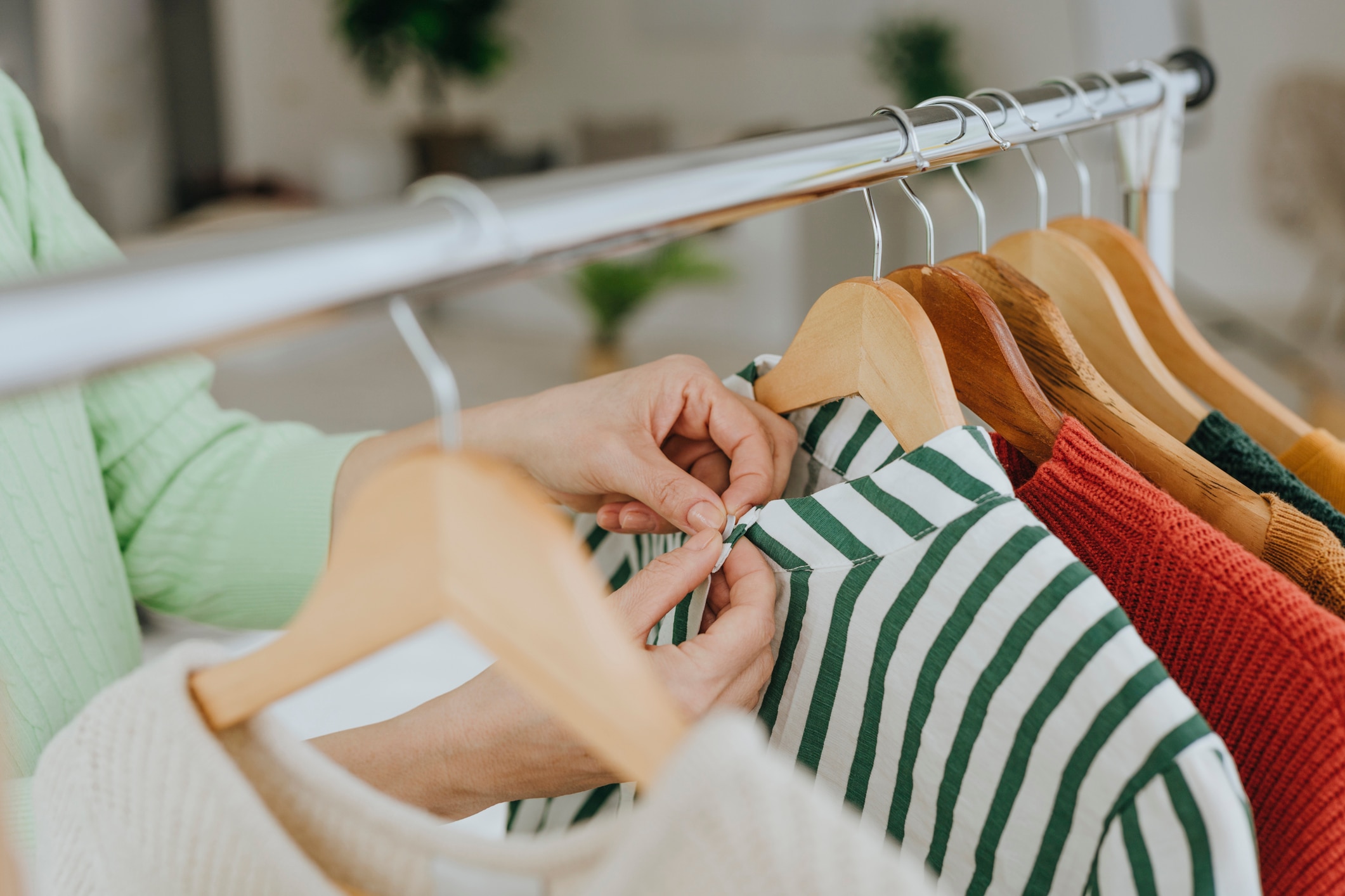 Zó voorkom je dat hangers een punt maken in de schouders van je kleding Libelle