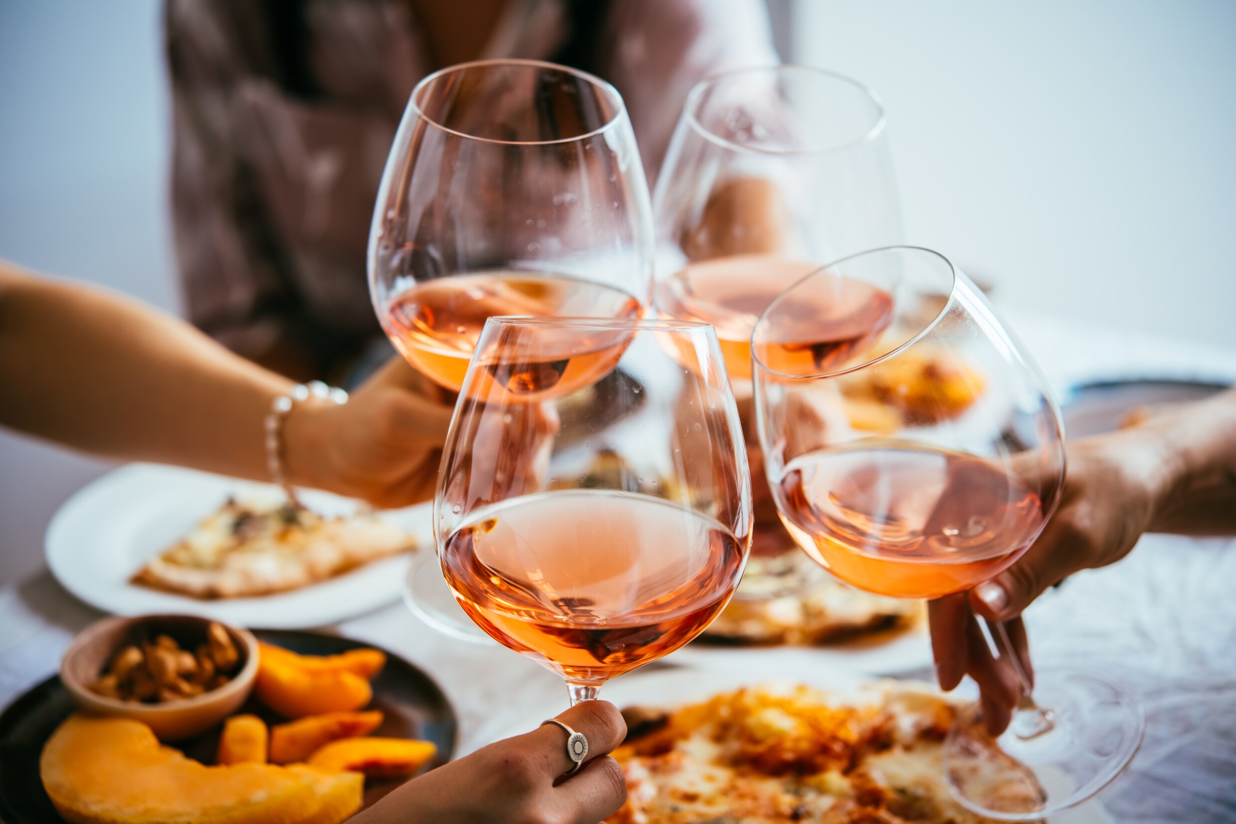 Vergeet Aperol, oranje wijn wordt hét terrasdrankje van 2024