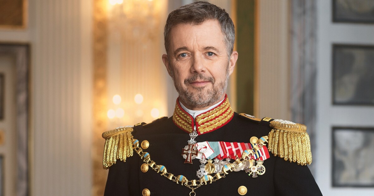 Koning Frederik viert zijn verjaardag met een wuifmomentje
