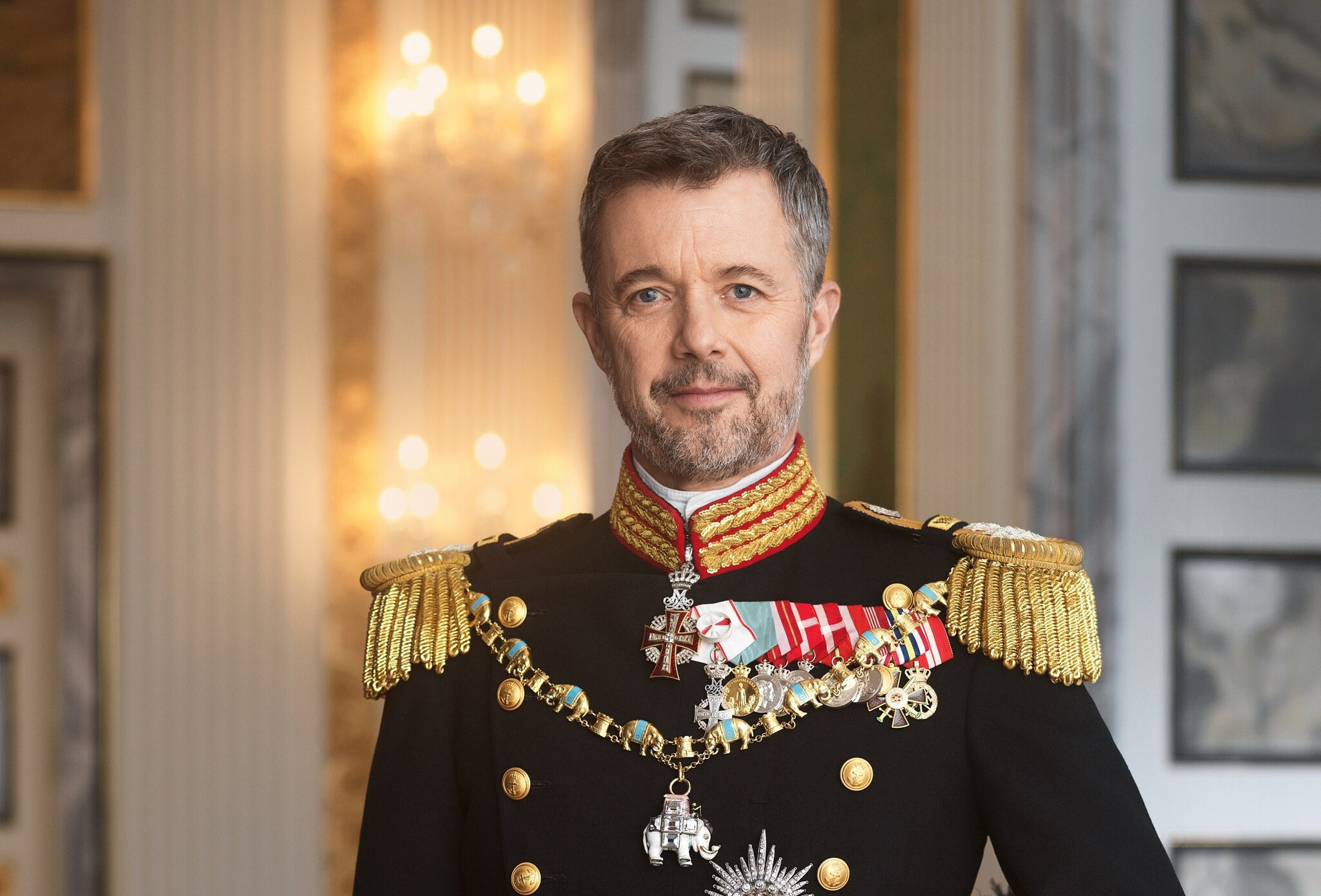 Koning Frederik viert zijn verjaardag met een wuifmomentje