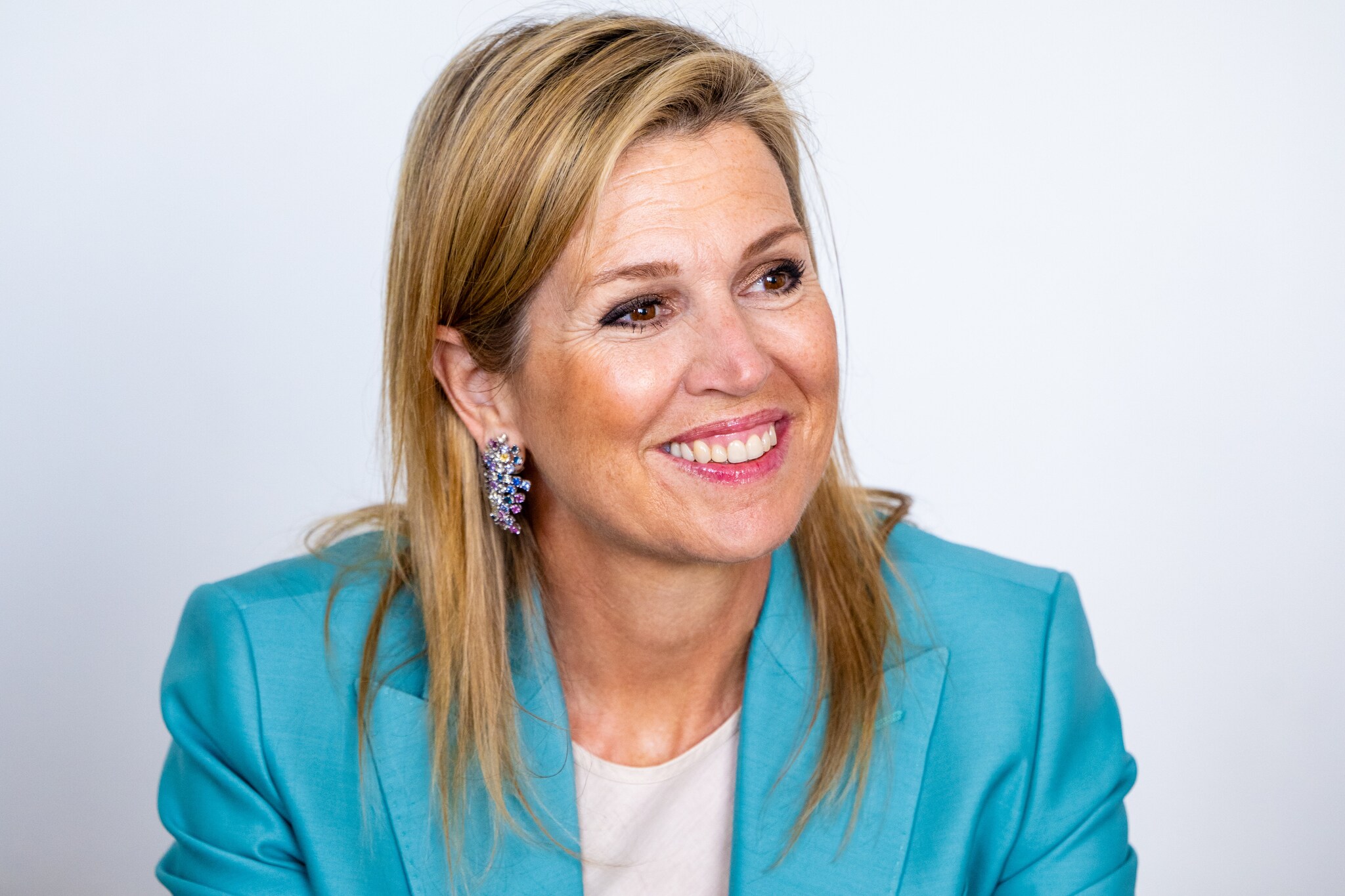 Máxima geeft kleur aan haar werkbezoek met een powerpak