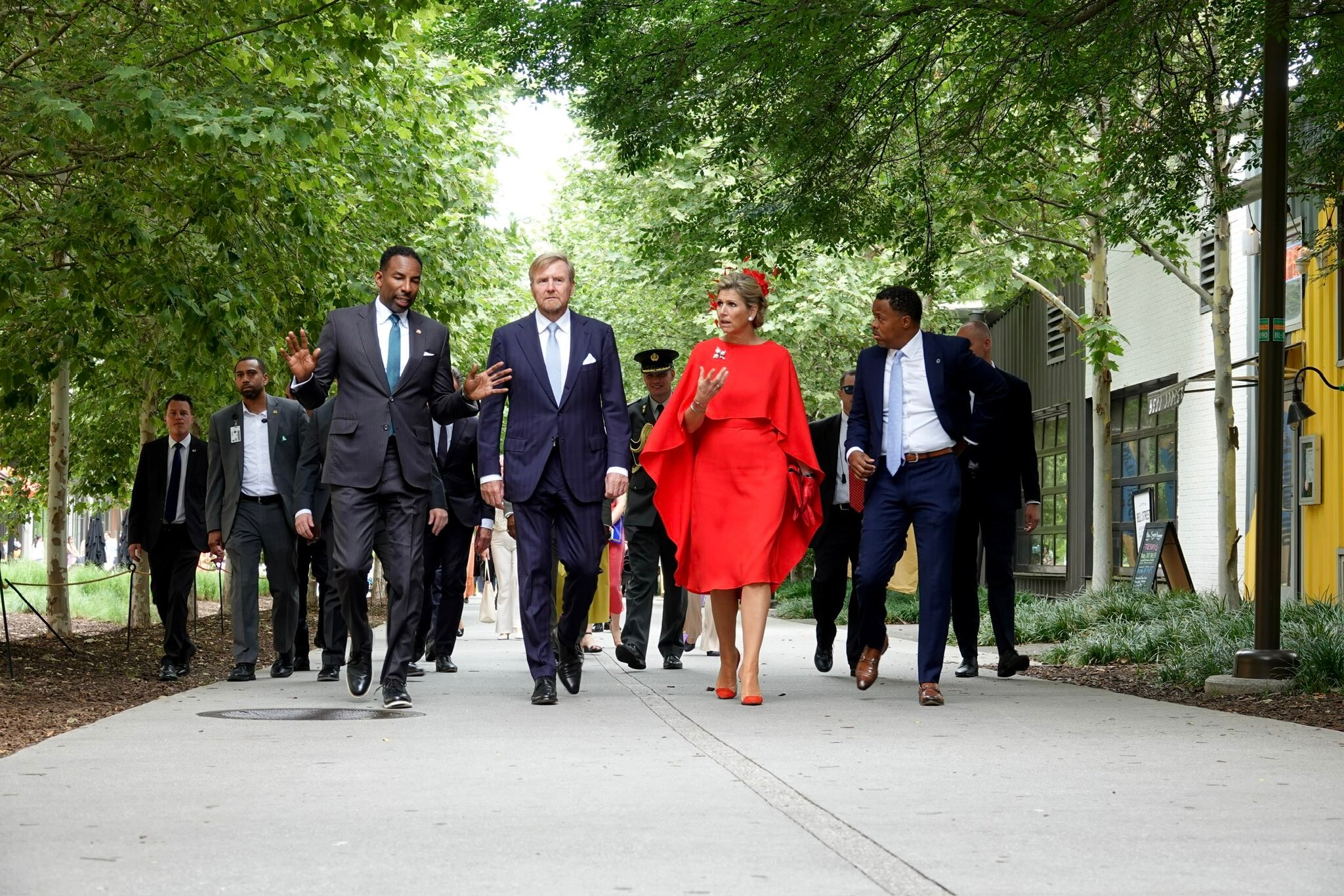 Willem-Alexander en Máxima zijn 'gewoon chill' volgens rapper Frenna