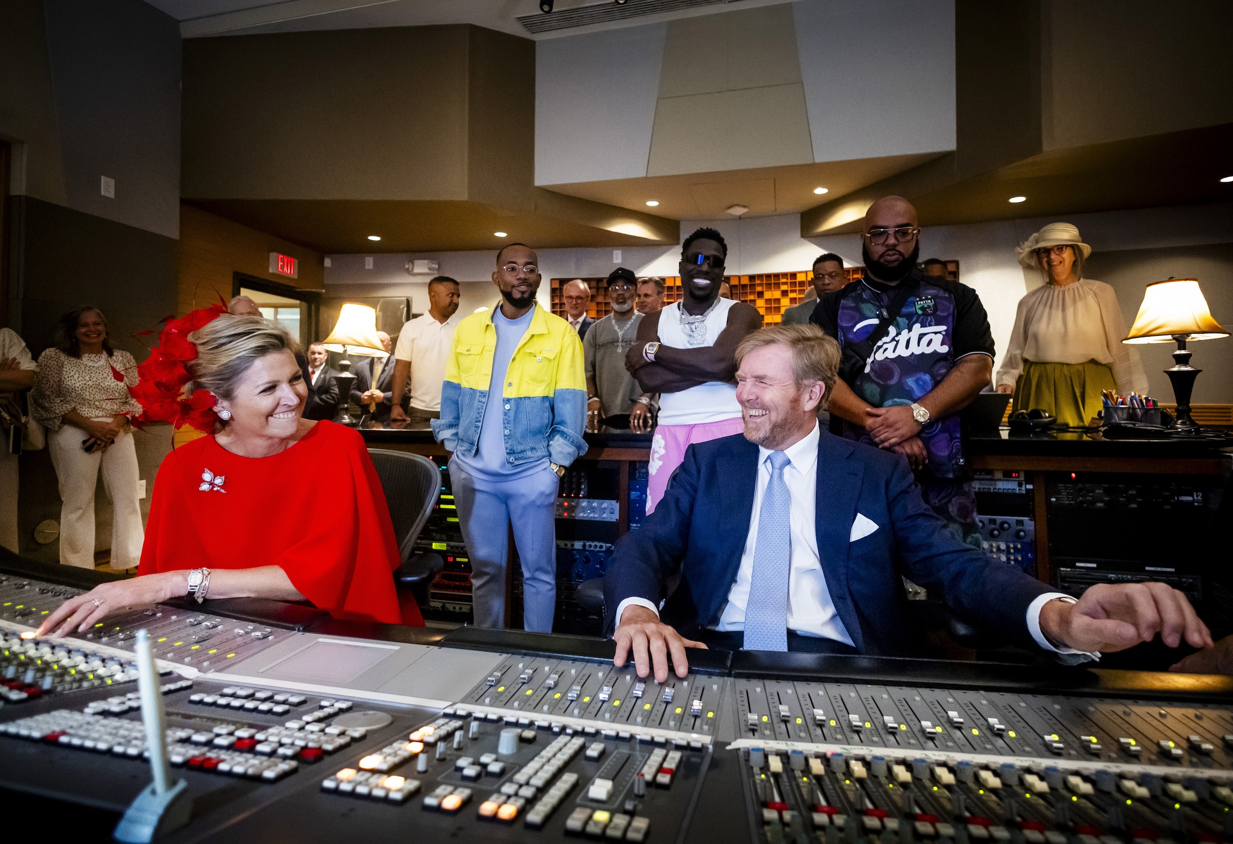 Willem-Alexander en Máxima zijn 'gewoon chill' volgens rapper Frenna ...