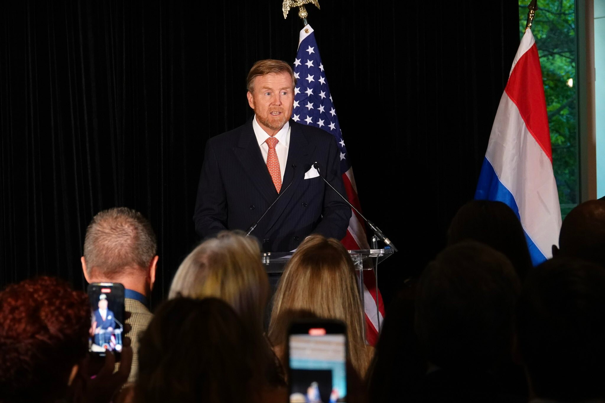 Willem-Alexander en Máxima zijn 'gewoon chill' volgens rapper Frenna ...