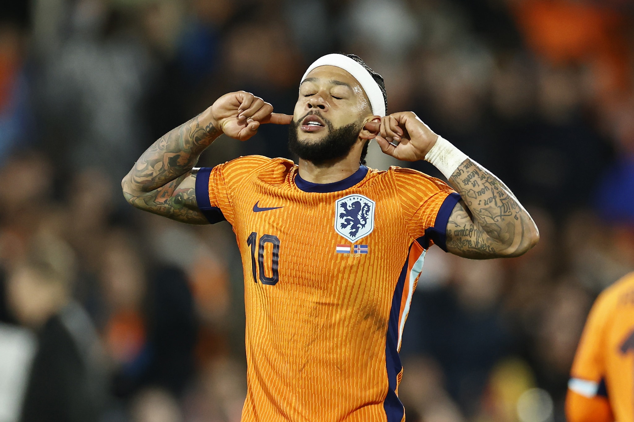 Dit is waarom Memphis zijn vingers in zijn oren stopt als hij scoort