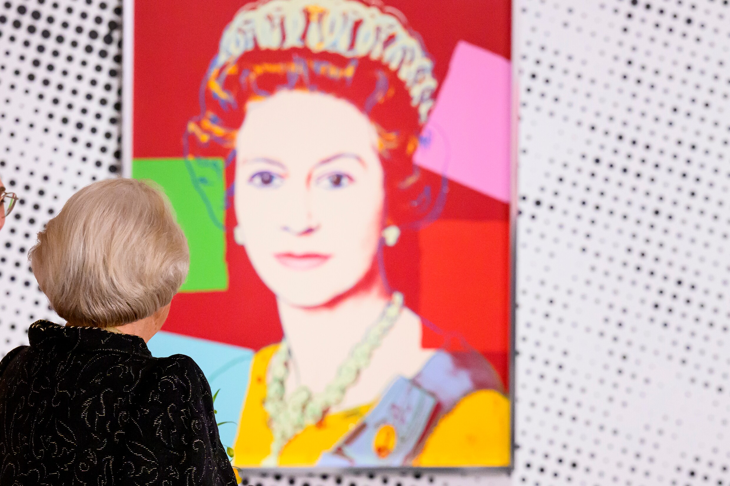 Prinses Beatrix nog één keer oog in oog met haar eigen Warhol | Libelle