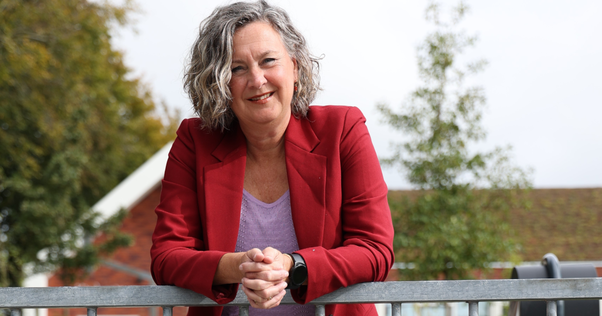Laurà (54) werd als kind gegijzeld op haar basisschool: “Ik dacht dat het een toneelstukje was”