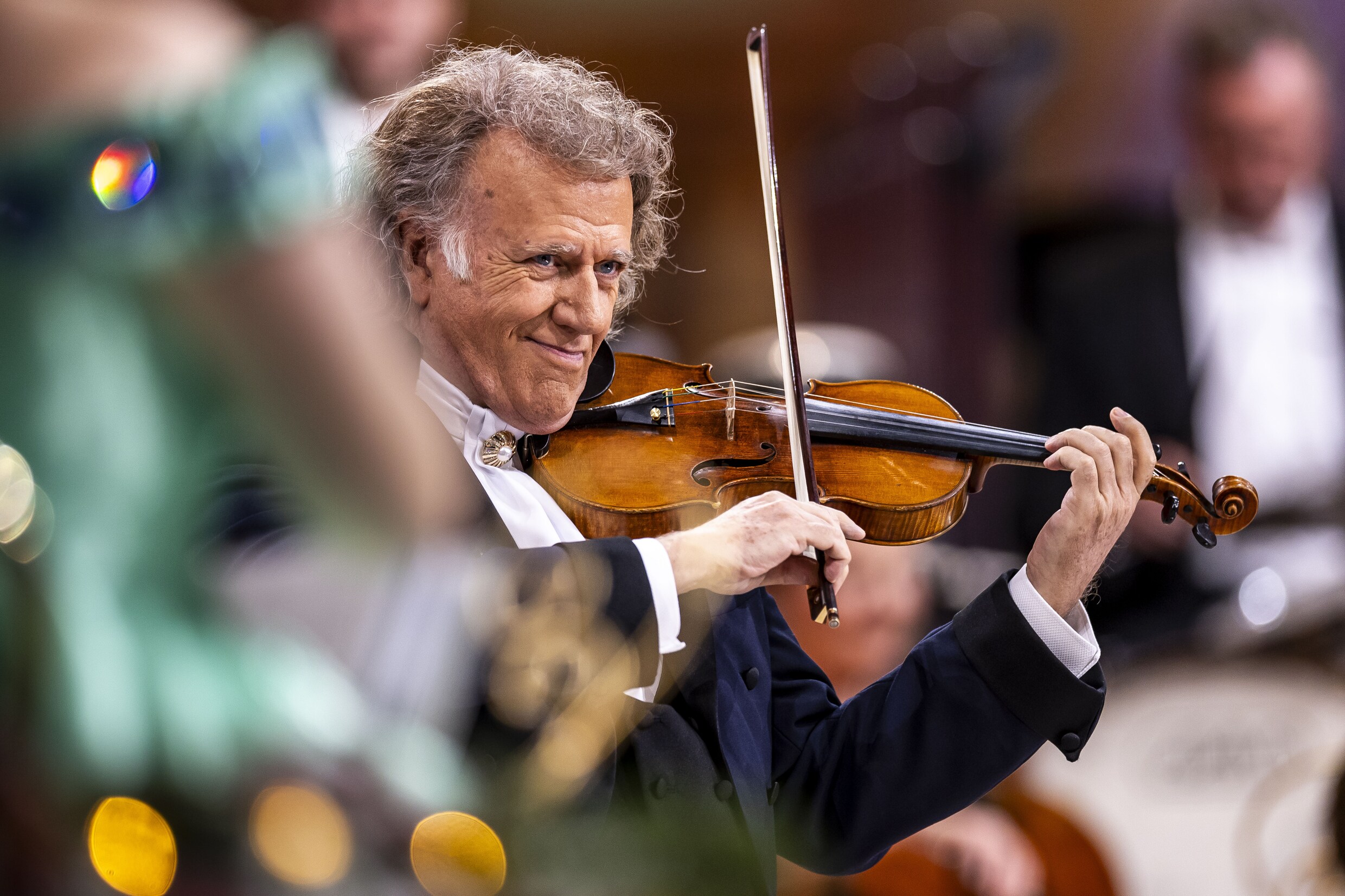 Prachtige ‘laatste wals’ op brancard bij het kerstconcert van André ...
